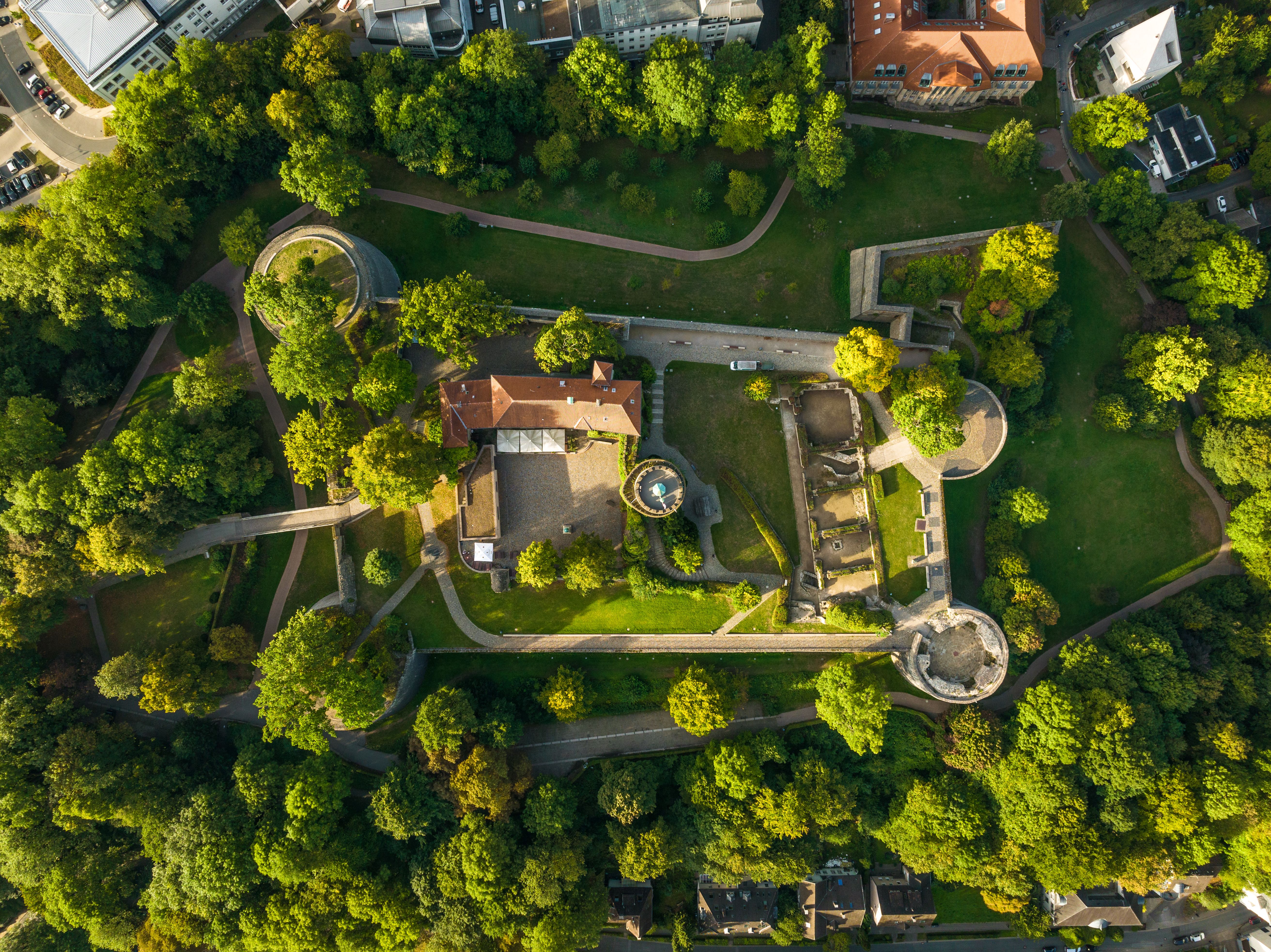 Luftaufnahme der Sparrenburg in Bielefeld, umgeben von Bäumen und Grünflächen.