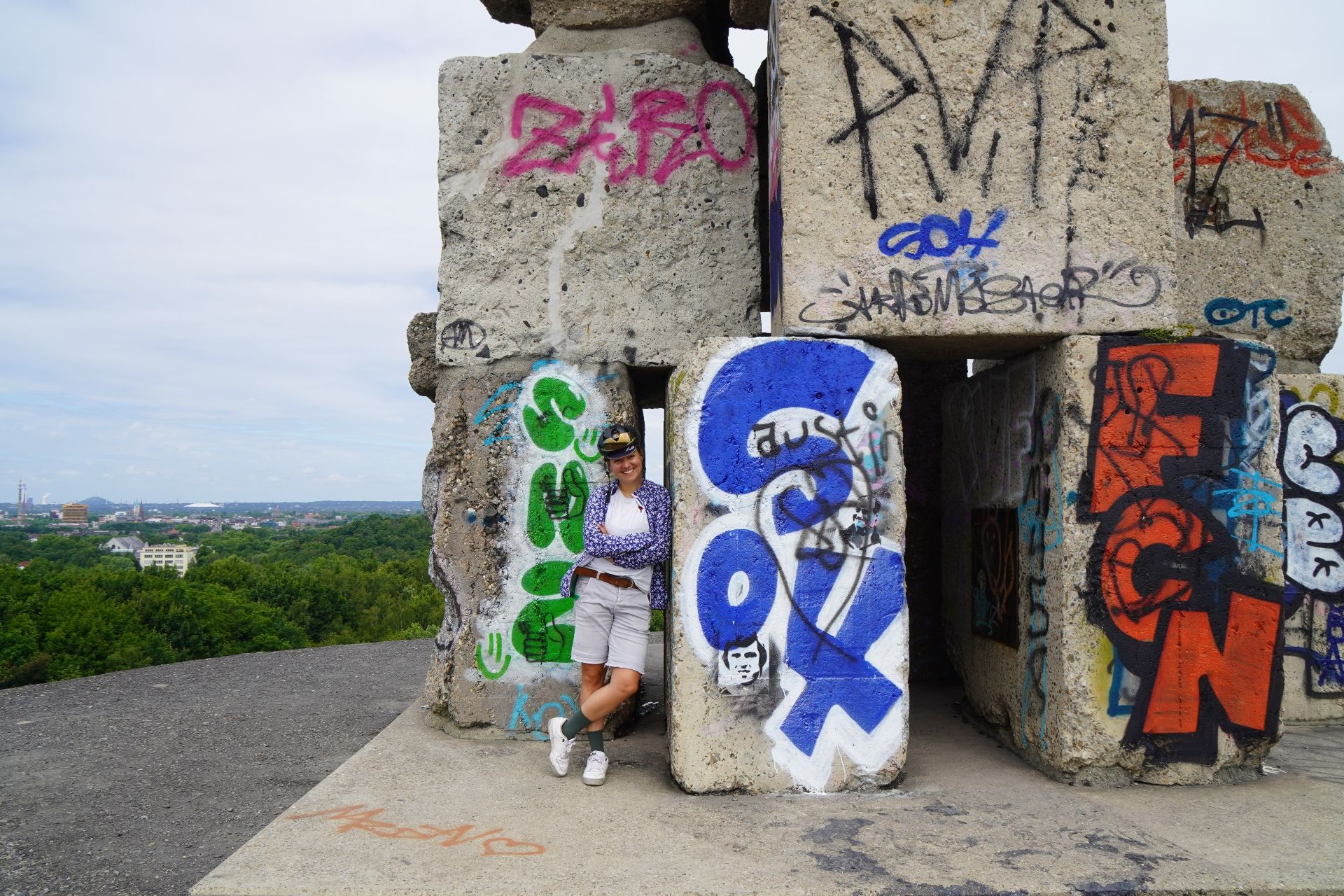 Jule Wagner, Eine Frau positioniert sich neben der mit Graffiti gestalteten Himmelstreppe an der Halde Rheinelbe in Gelsenkirchen