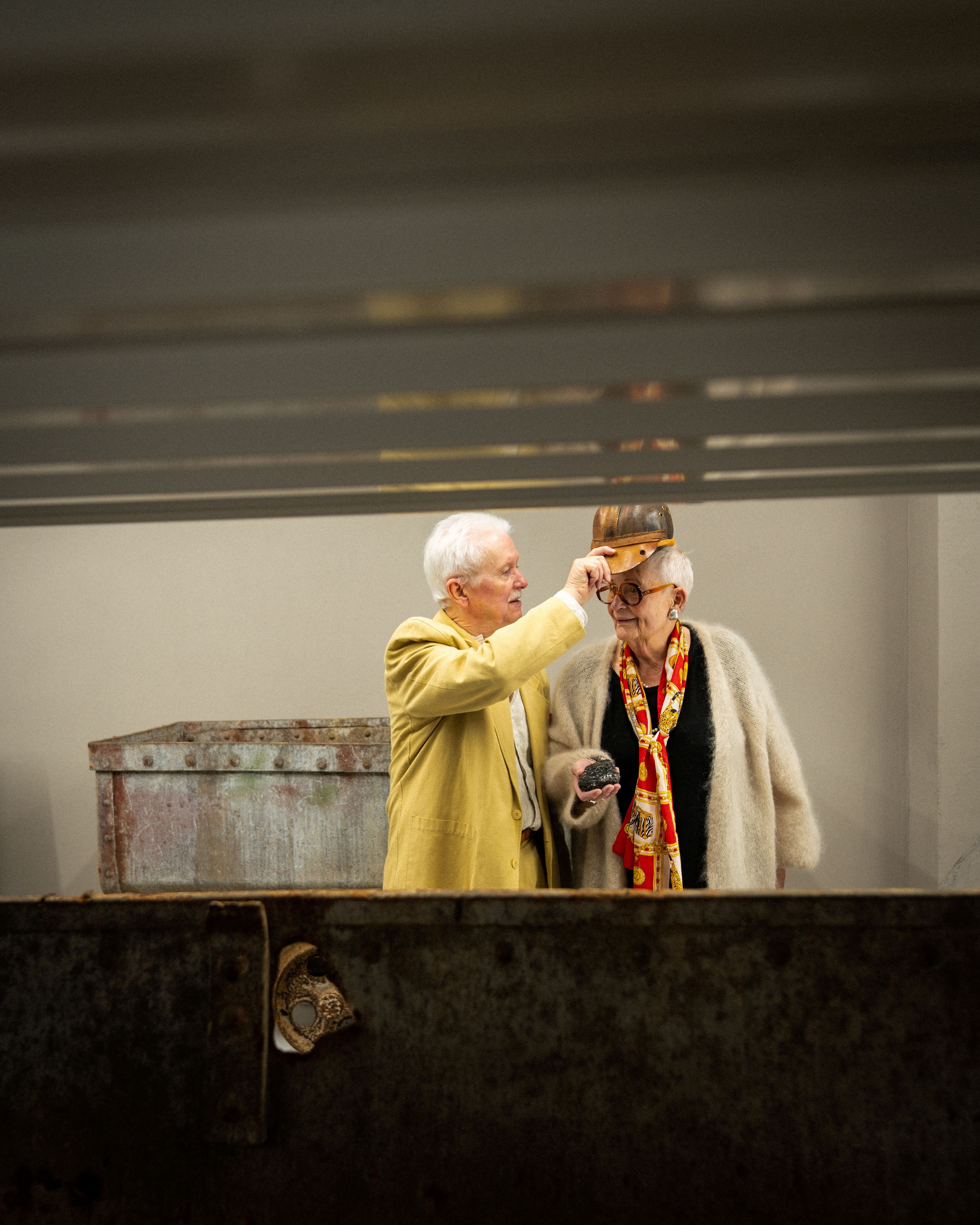 Ein älteres Paar hat Spaß im Ruhr Museum