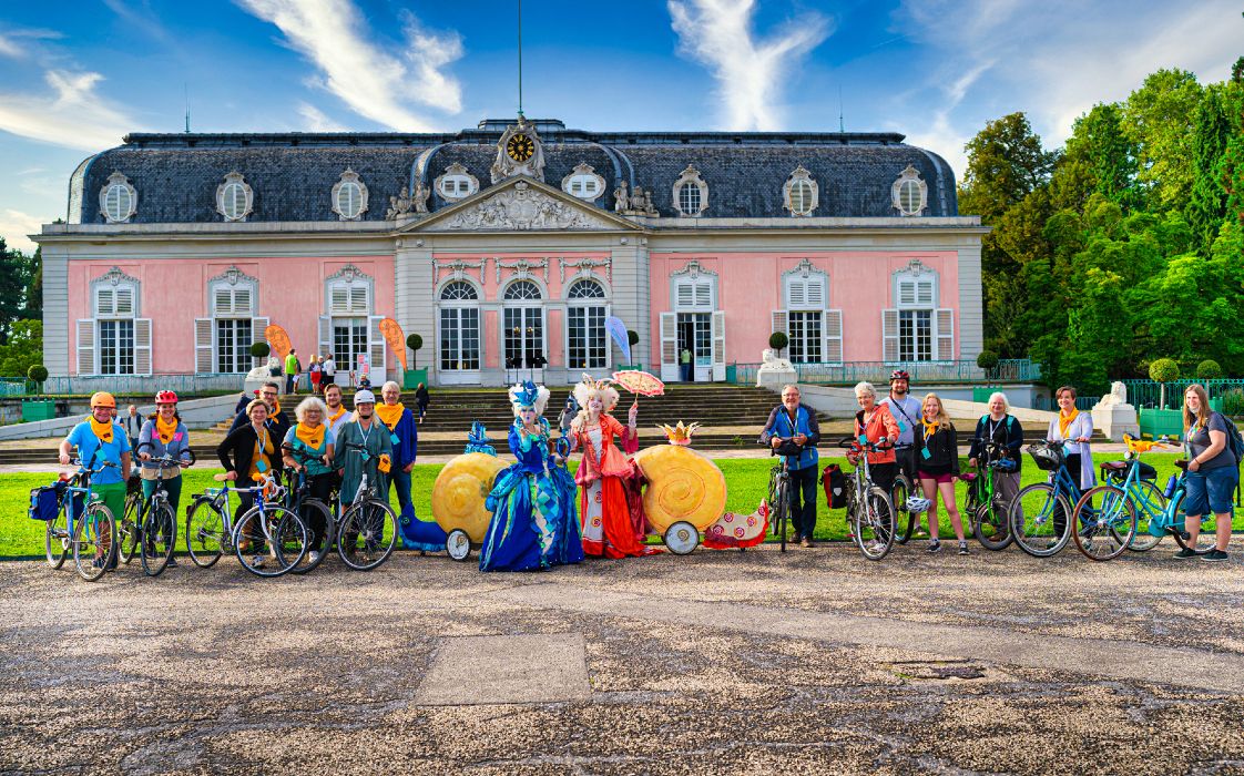 Radreisende treffen auf der musikalischen Radtour MOVIMENTO auf verschiedene Aktionsgruppen