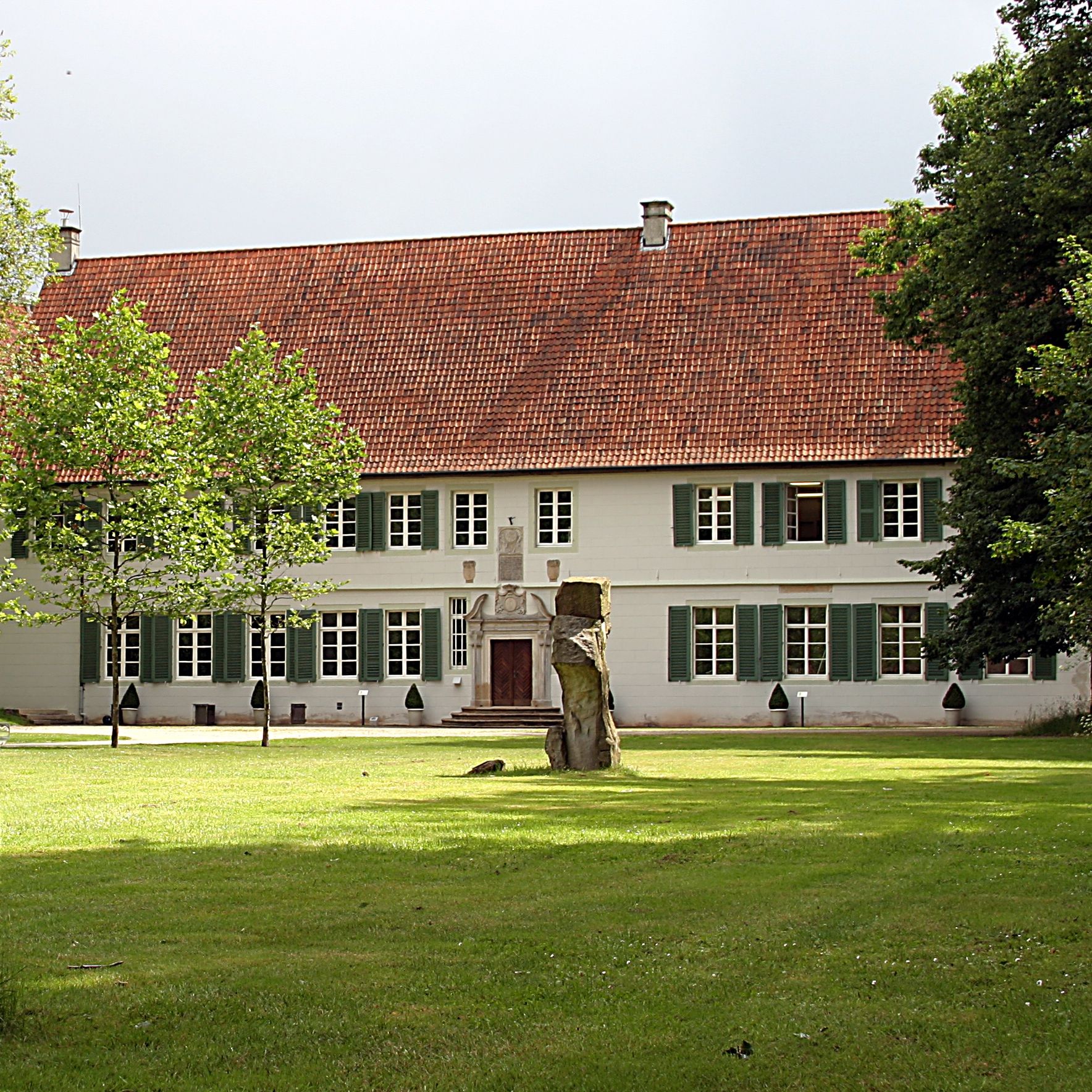 Das Kloster Bentlage, dessen Außenanlagen jederzeit besichtigt werden können, im Sommer.