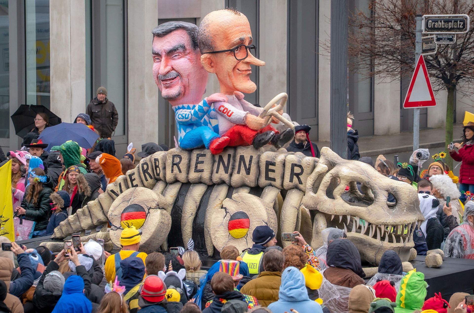 Jaques Tilly thematisiert die rückwärtsgewandte Politik rund um das geplante Verbrenner-Aus in der EU