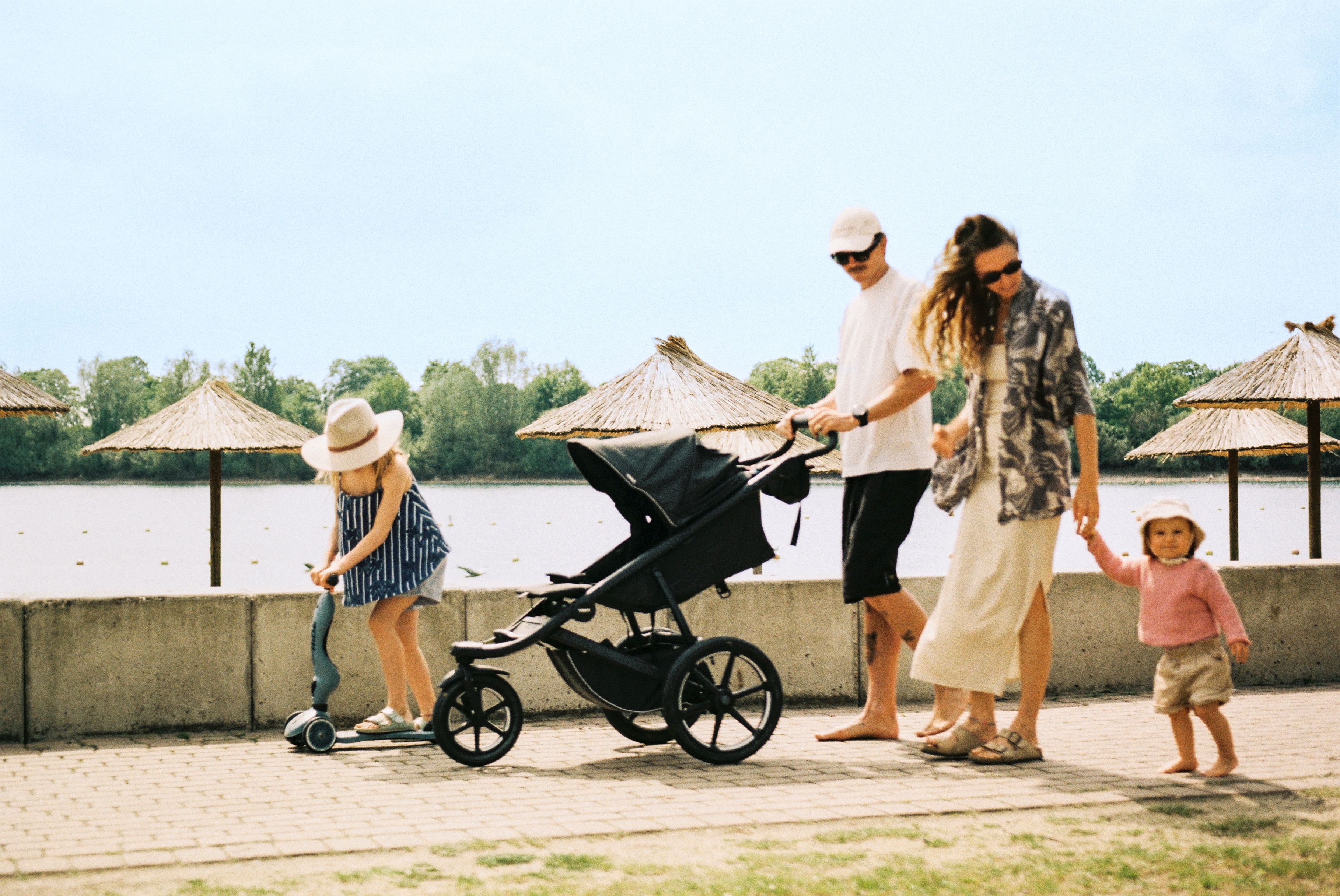 Eltern mit Kinderwagen und zwei Kindern am Strand der Xantener Südsee.