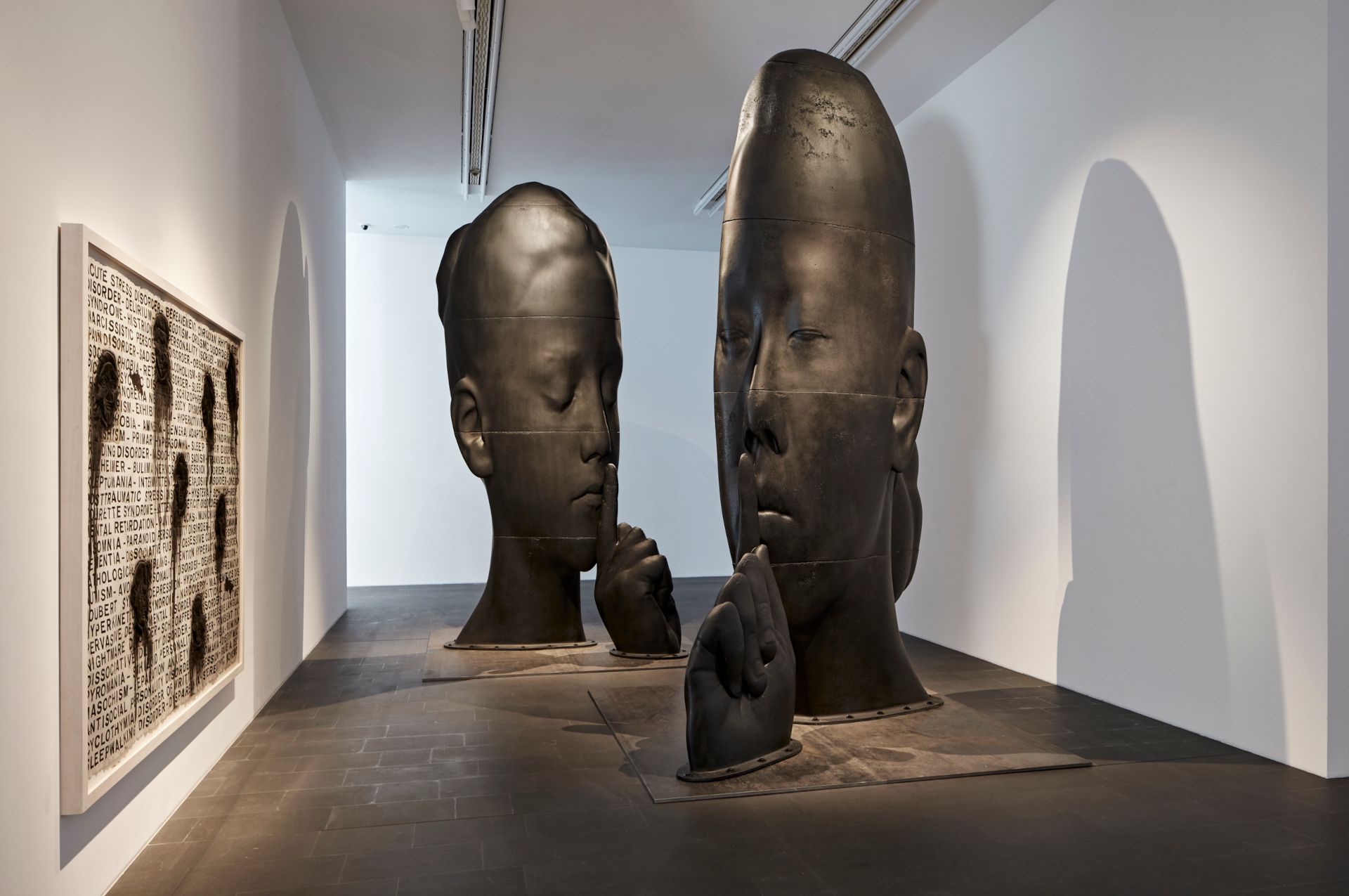 Die gusseisernen Skulpturen "Silent Mar" und "Silent Carlota" zeigen die für Jaume Plensa typische Geste des Schweigens