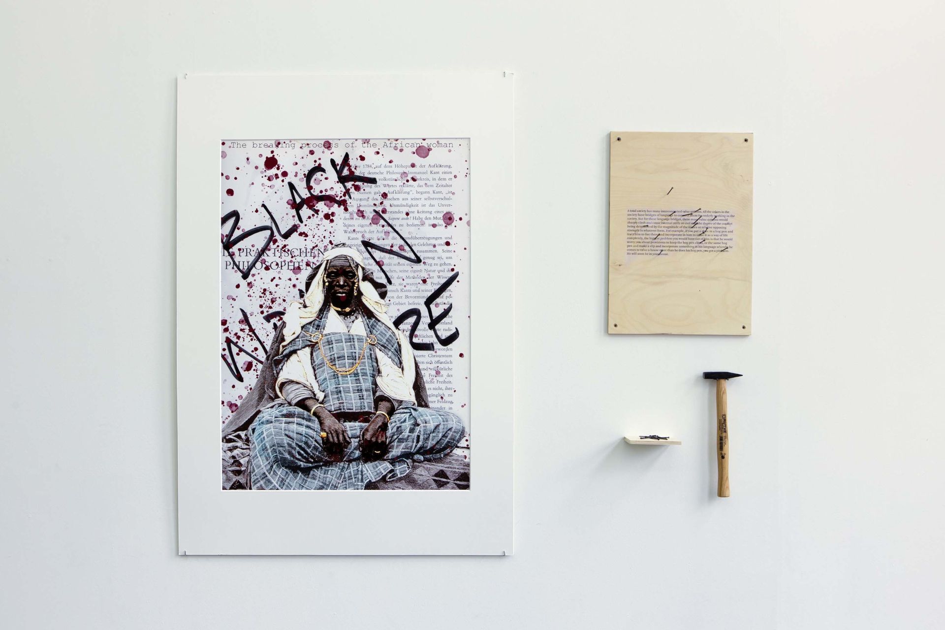 Ein Ausschnitt der Installation lädt das Publikum dazu ein, rassistische Texte symbolisch mit Hammer und Nägeln zu durchbohren