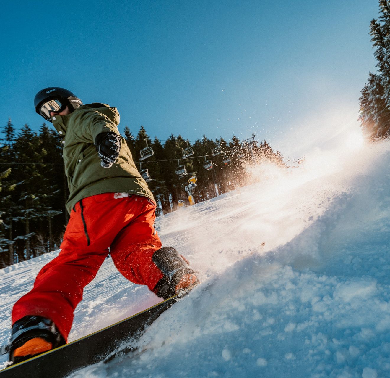 Snowboarder auf Skipiste