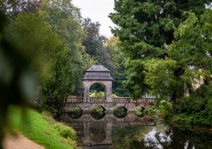 Die Barockbrücke, heute auch Hochzeitsbrücke genannt, ist im Park von Schloss Dyck ein beliebtes Fotomotiv., © Tourismus NRW e.V.