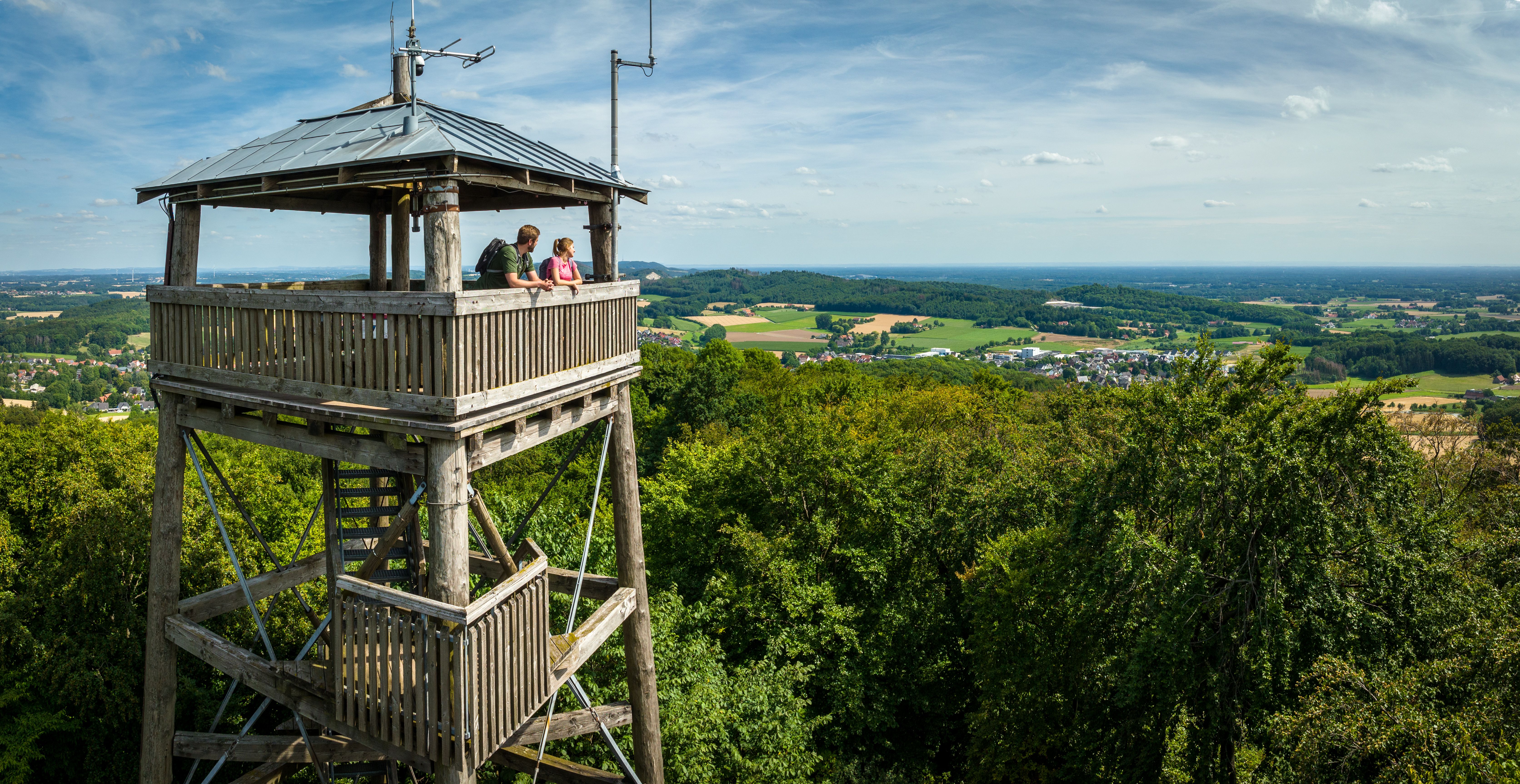 Aussichtsturm mit Personen, die die Landschaft betrachten.