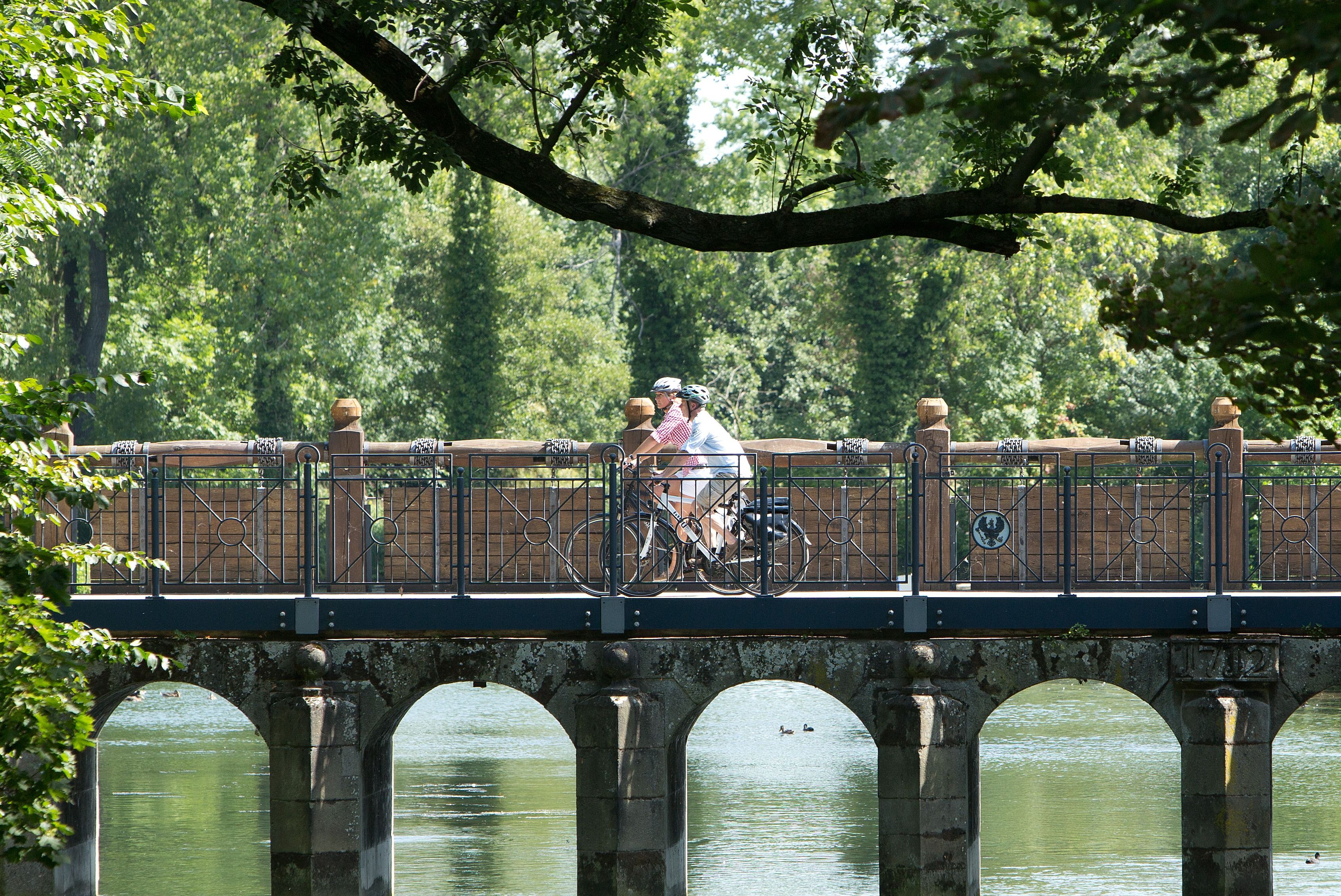 Zwei Radfahrer auf einer Brücke im Grünen Winkel, Lippstadt.