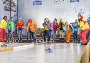 Eisstockschiessen in der Skihalle Neuss, © Foto: allrounder.de