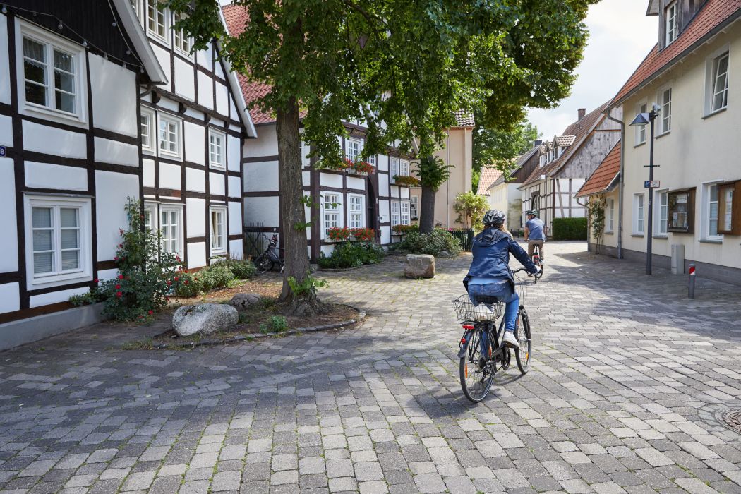 Die Genussroute führt Radelnde auch durch den historischen Ortskern Rietbergs. Hier warten zahlreiche Denkmale und Fachwerkhäuser.