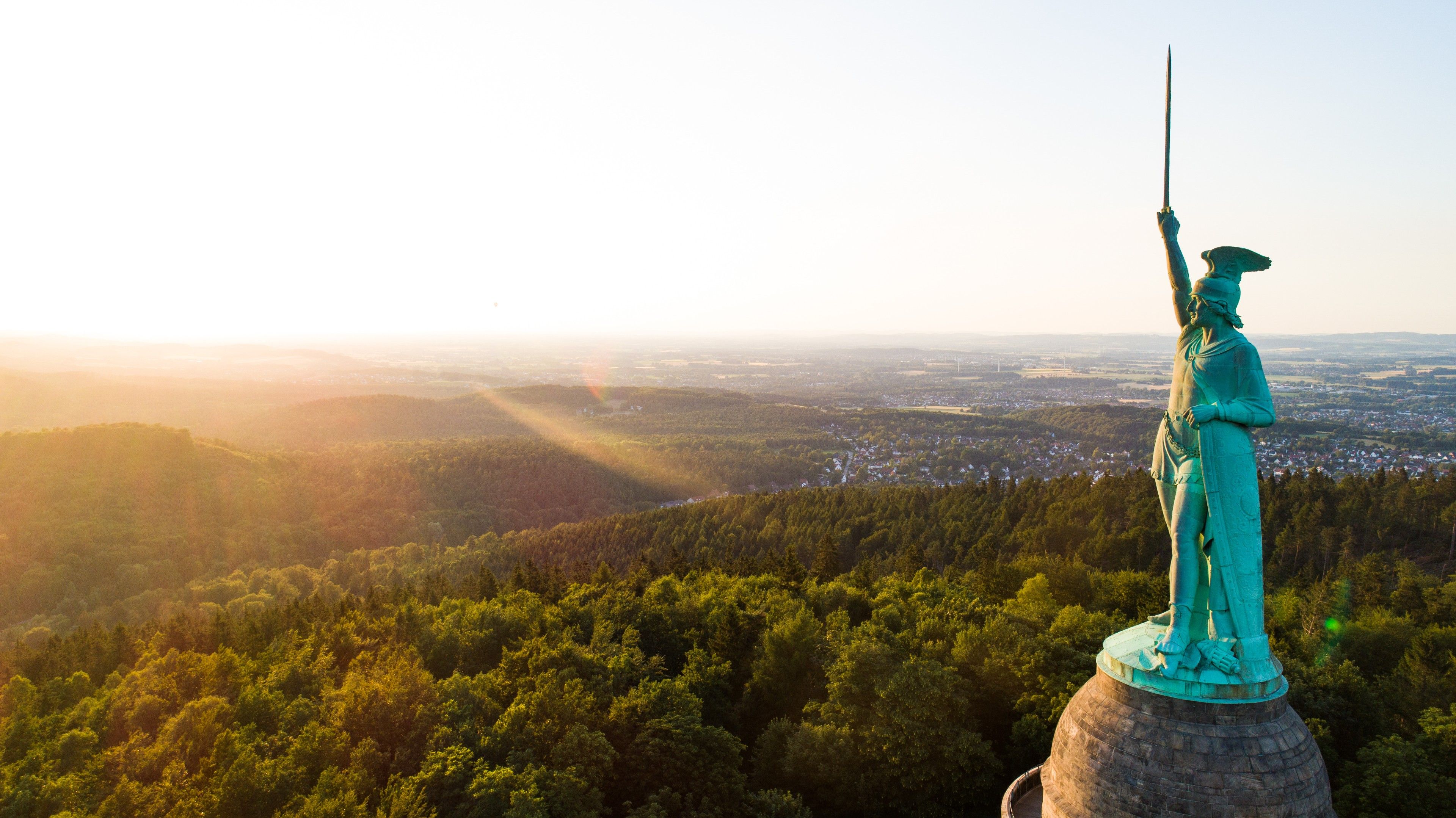 Hermannsdenkmal mit Blick auf Hügel des Teutoburger Walds