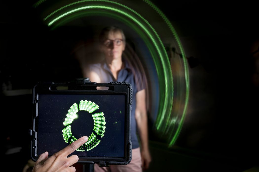 Lichtgeräte, Lichtpinsel und Tablets helfen dabei, Bilder in der Dunkelheit entstehen zu lassen