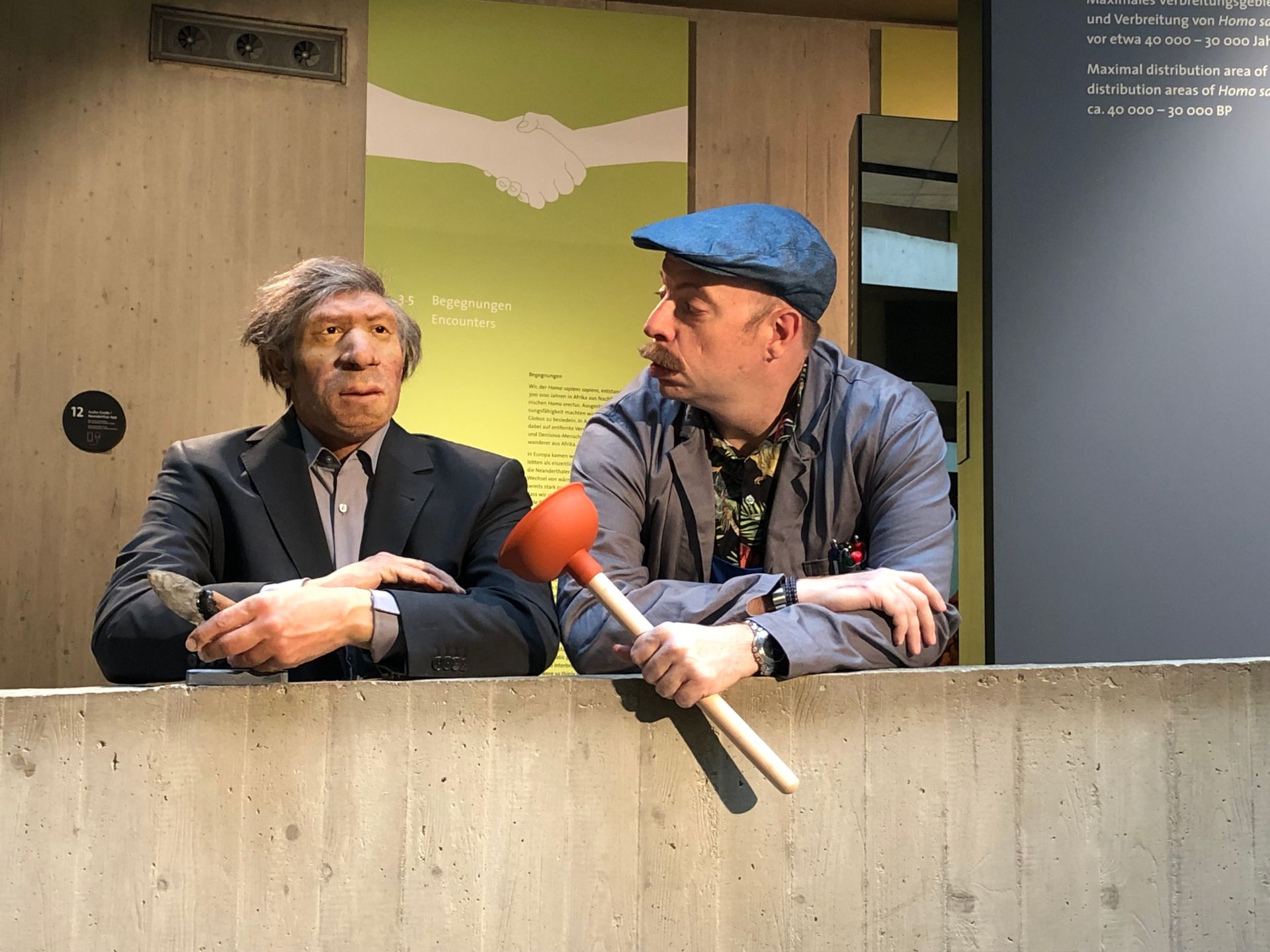 Hausmeister Öllenböller nimmt Gäste mit auf seinen Kontrollgang durch das Neanderthal Museum