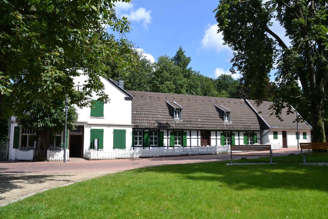 Außenansicht der St. Antony-Hütte im Frühling