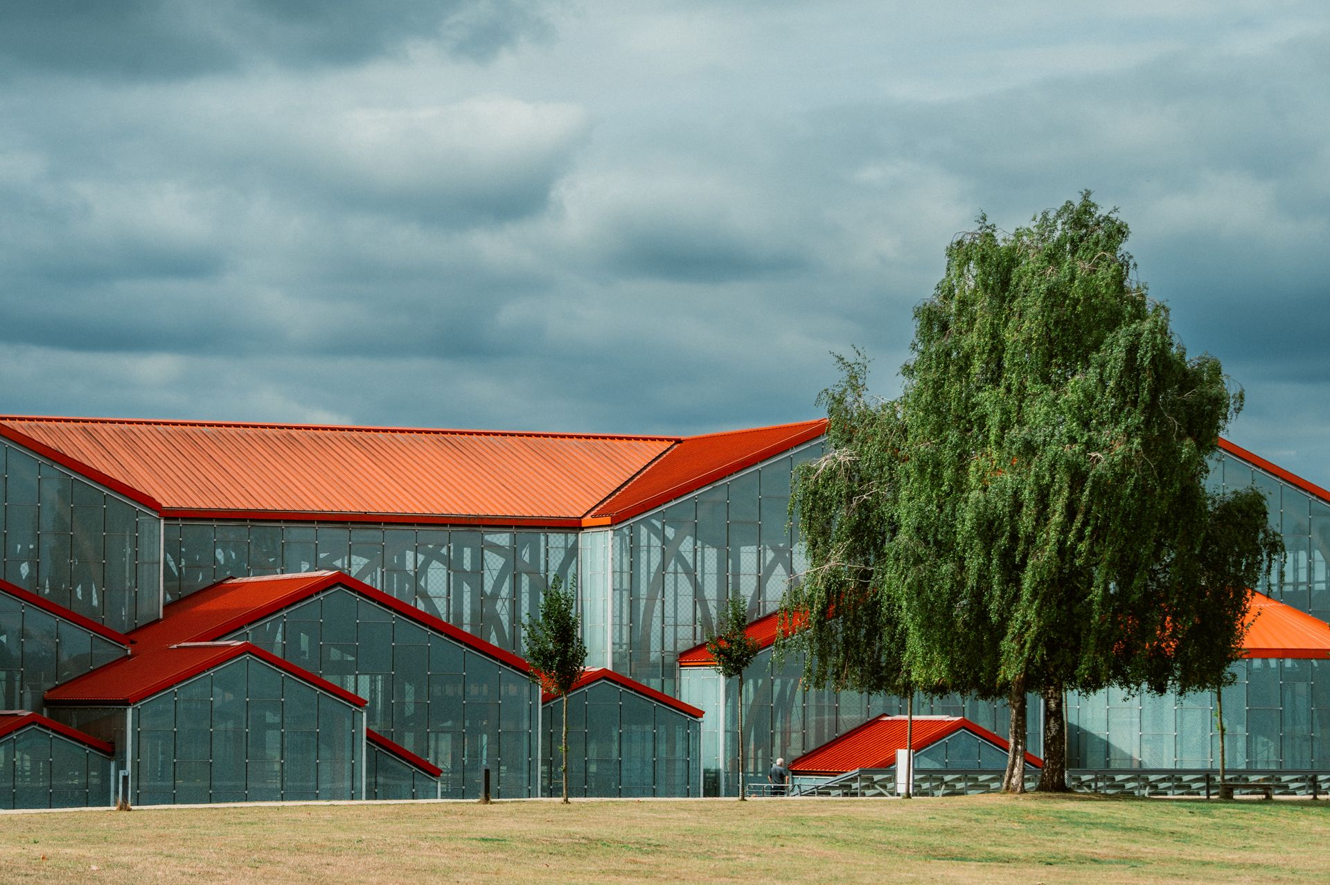 Moderne Glasstruktur mit roten Dächern im LVR-Archäologischen Park Xanten.
