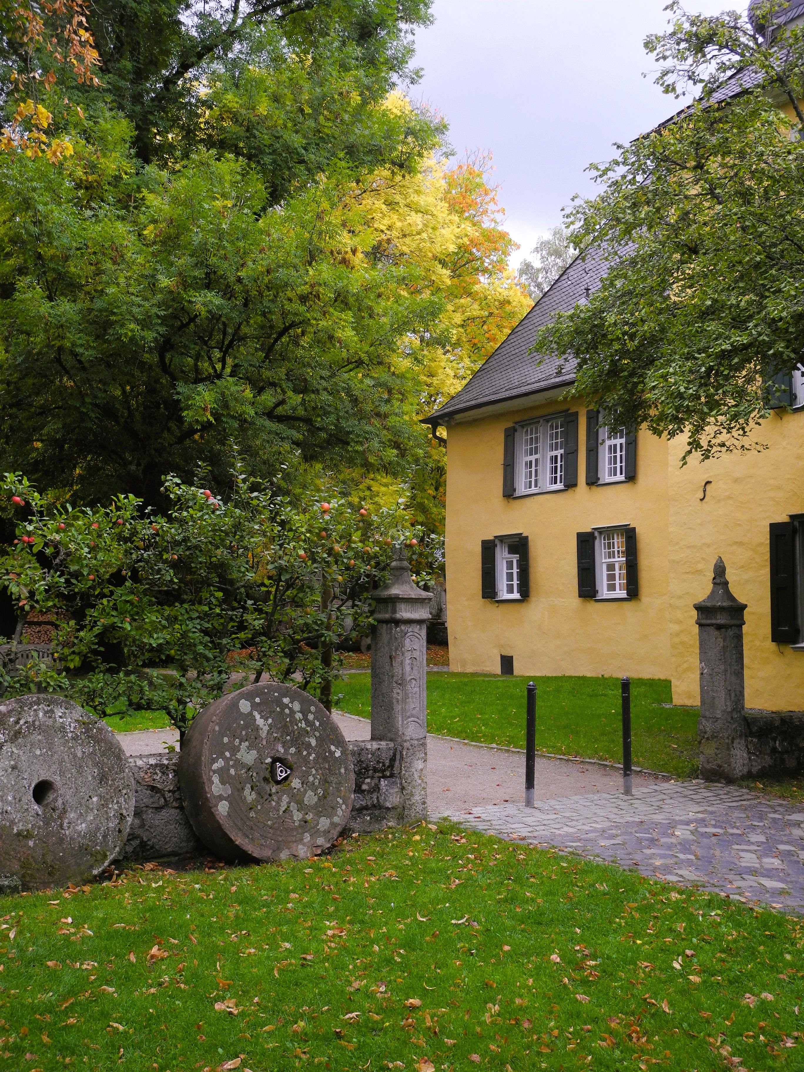 Wege verbinden auf dem Schlossgelände das Haupthaus, die Scheune, das Ateliergebäude, den Stall, das Gesindehaus, den Mühlenturm und ein Fachwerkhaus