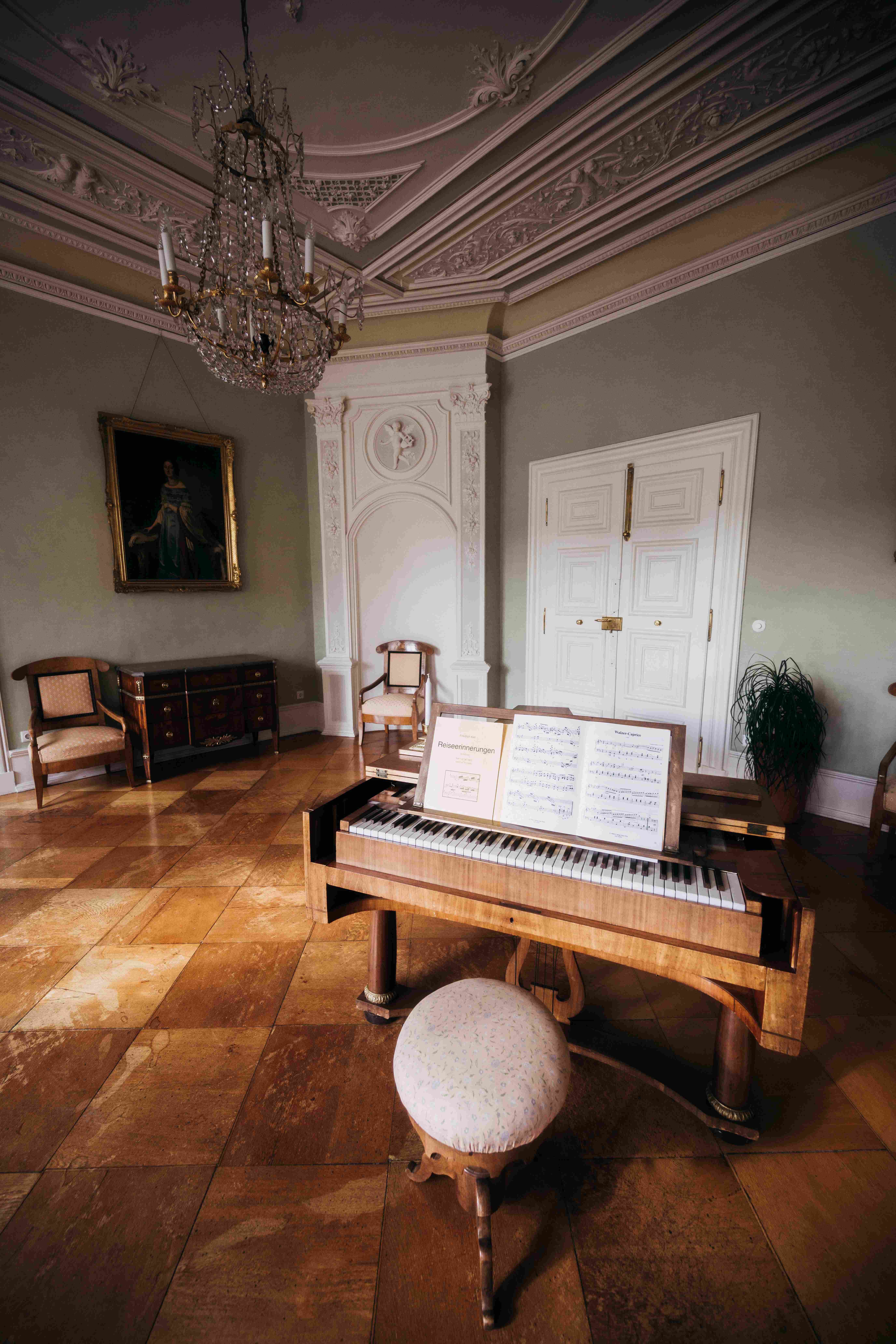 Klavier mit Hocker in einem Salon von Schloss Berleburg