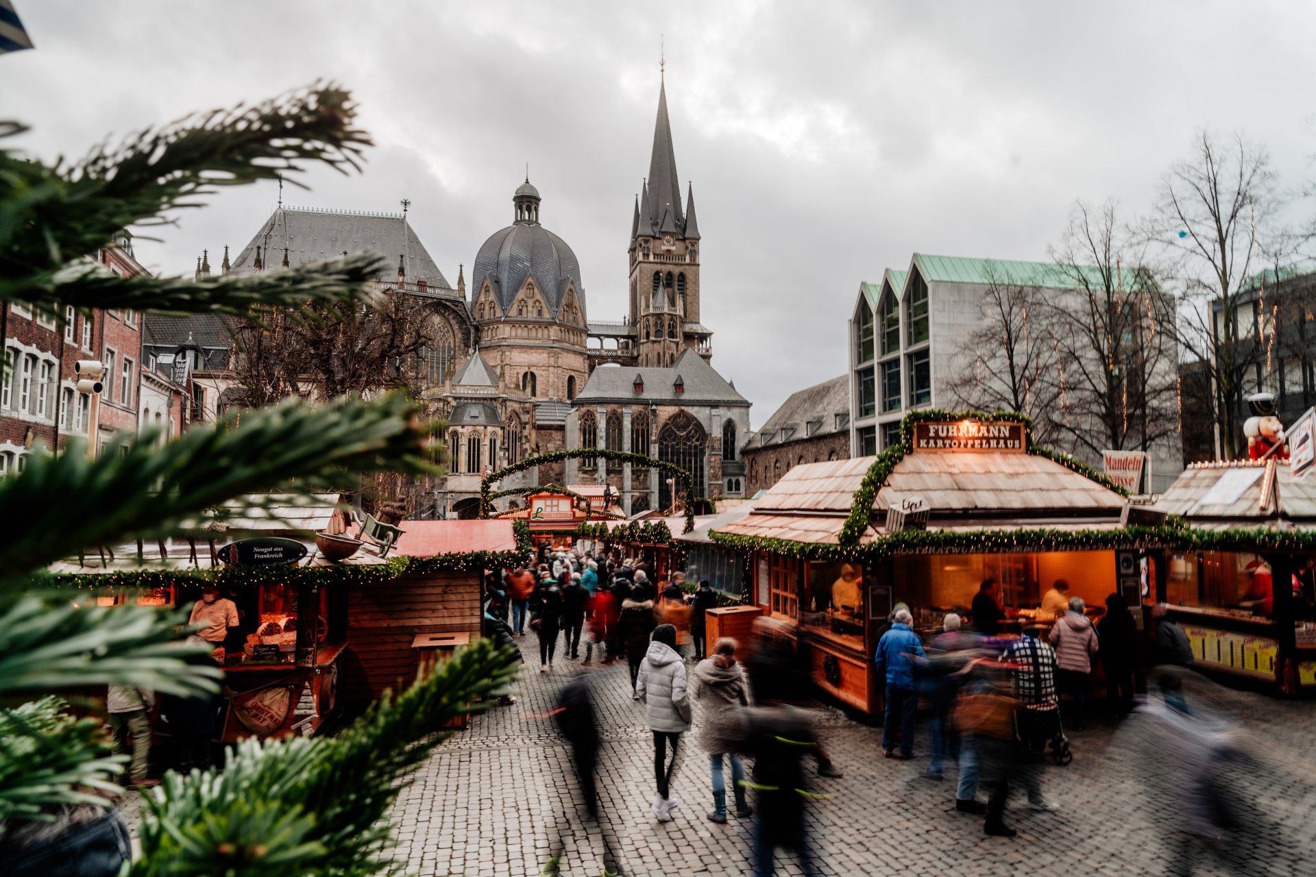Gäste lassen sich auf dem Aachener Weihnachtsmarkt von Bude zu Bude treiben