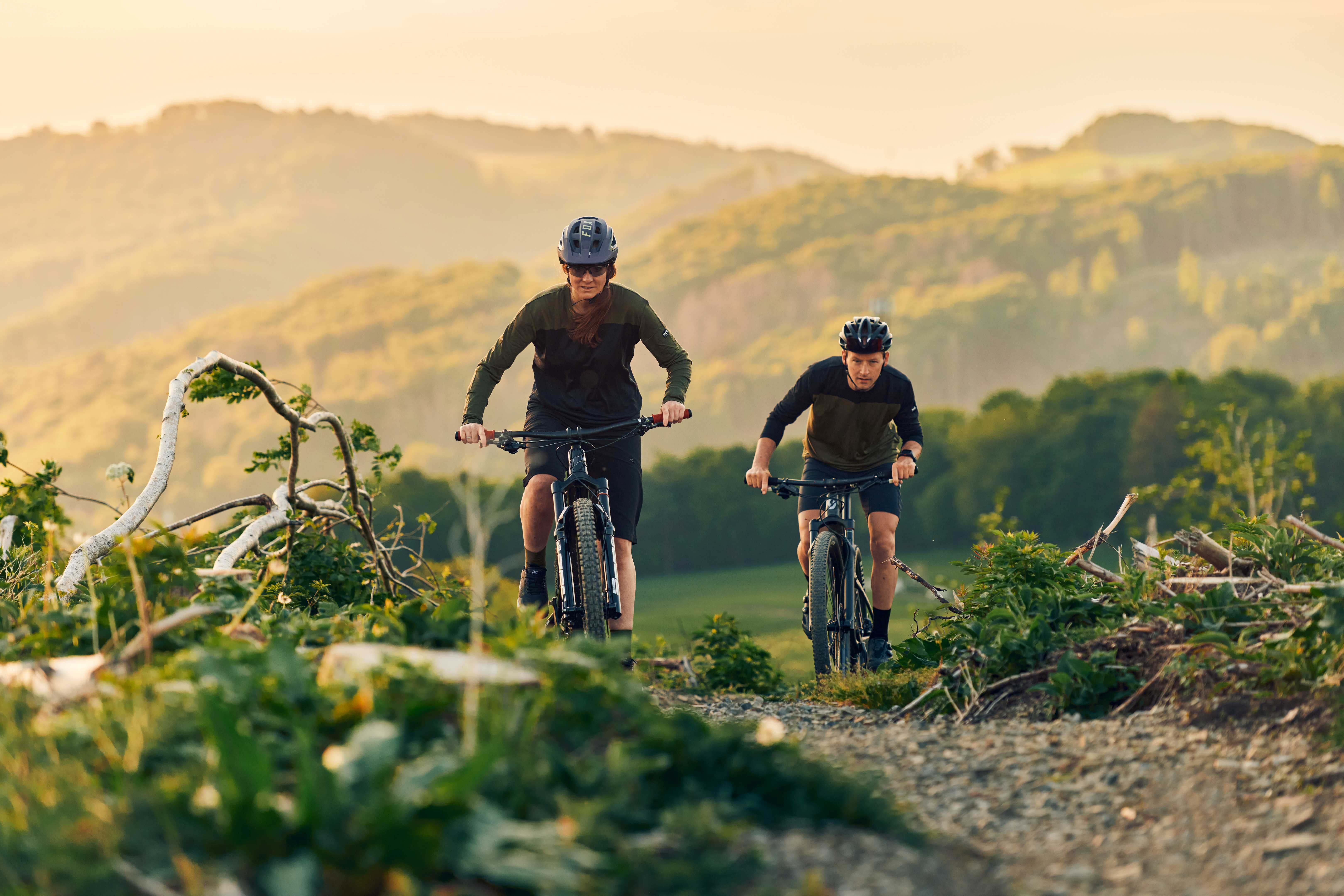 Aufwärts geht es für zwei Mountainbikier in Brilon