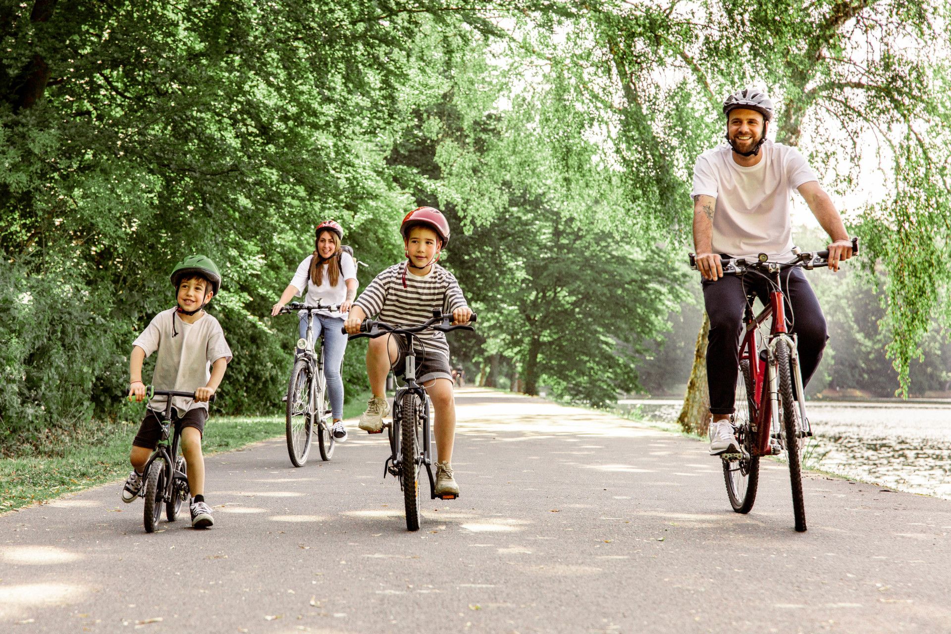 Eine Familie fährt bei gutem Wetter zusammen Fahrrad