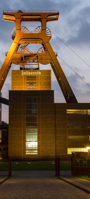 Der beleuchtete Förderturm der Zeche Zollverein in Essen, © Jochen Tack / Stiftung Zollverein