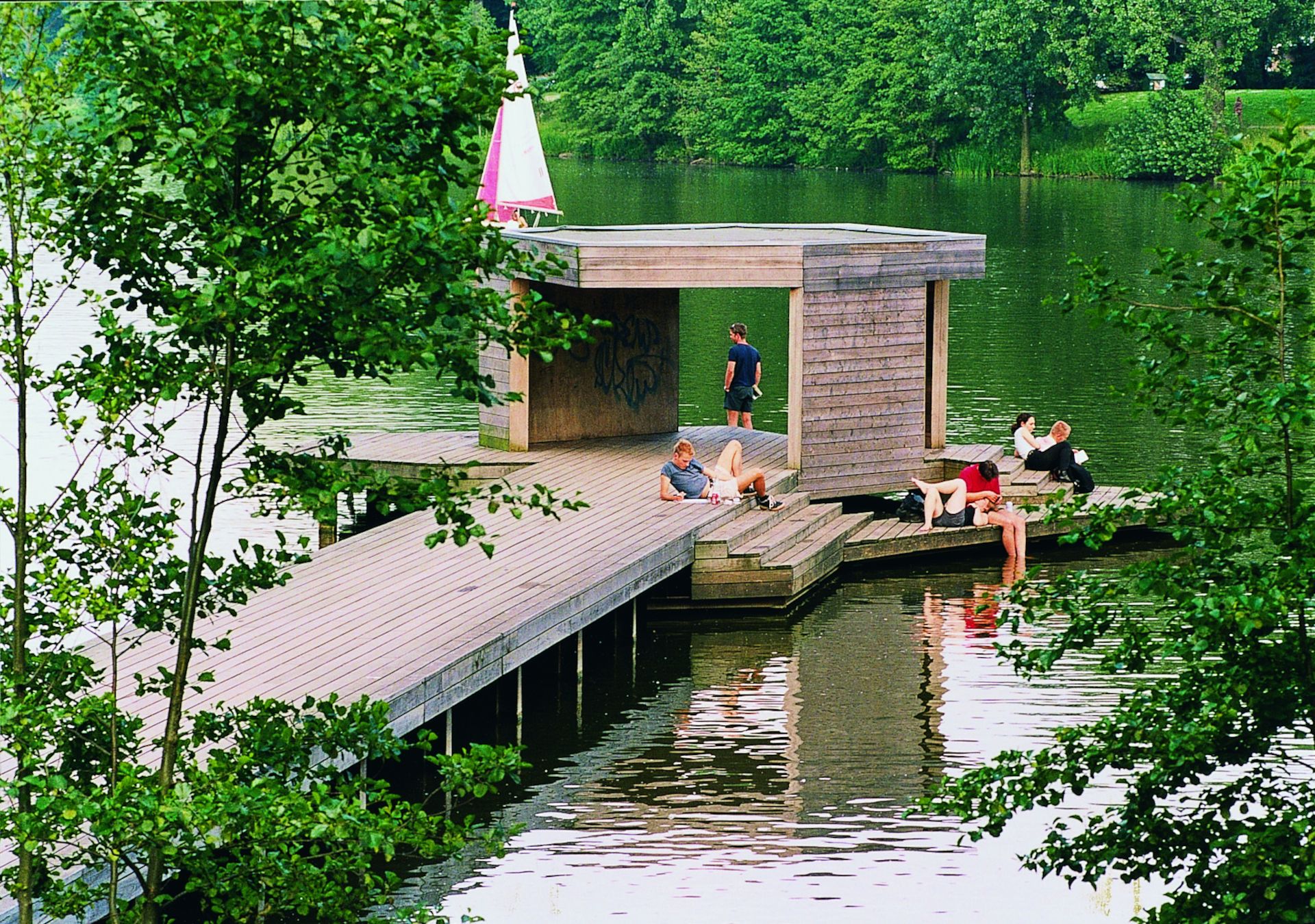 Kunst und Erholung: Der Badesteg "Pier" von Jorge Pardo (USA) bietet am Aasee eine prächtige Plattform zum Relaxen