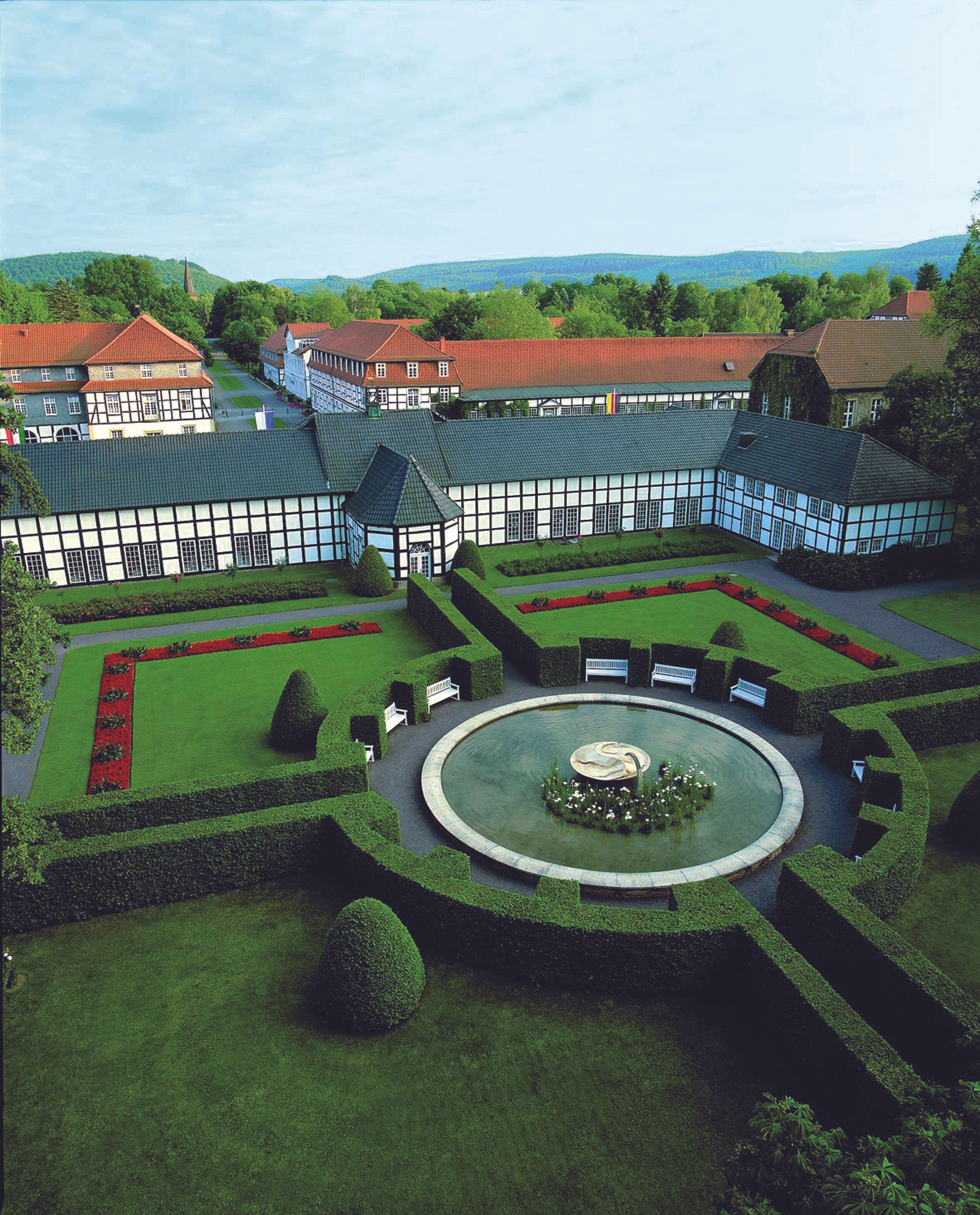 Der Heckengarten mit Ying-Yang-Wasserspiel der britische Bildhauerin Angela Conner ist einer von vielen Anziehungspunkten im Gräflichen Park Bad Driburg