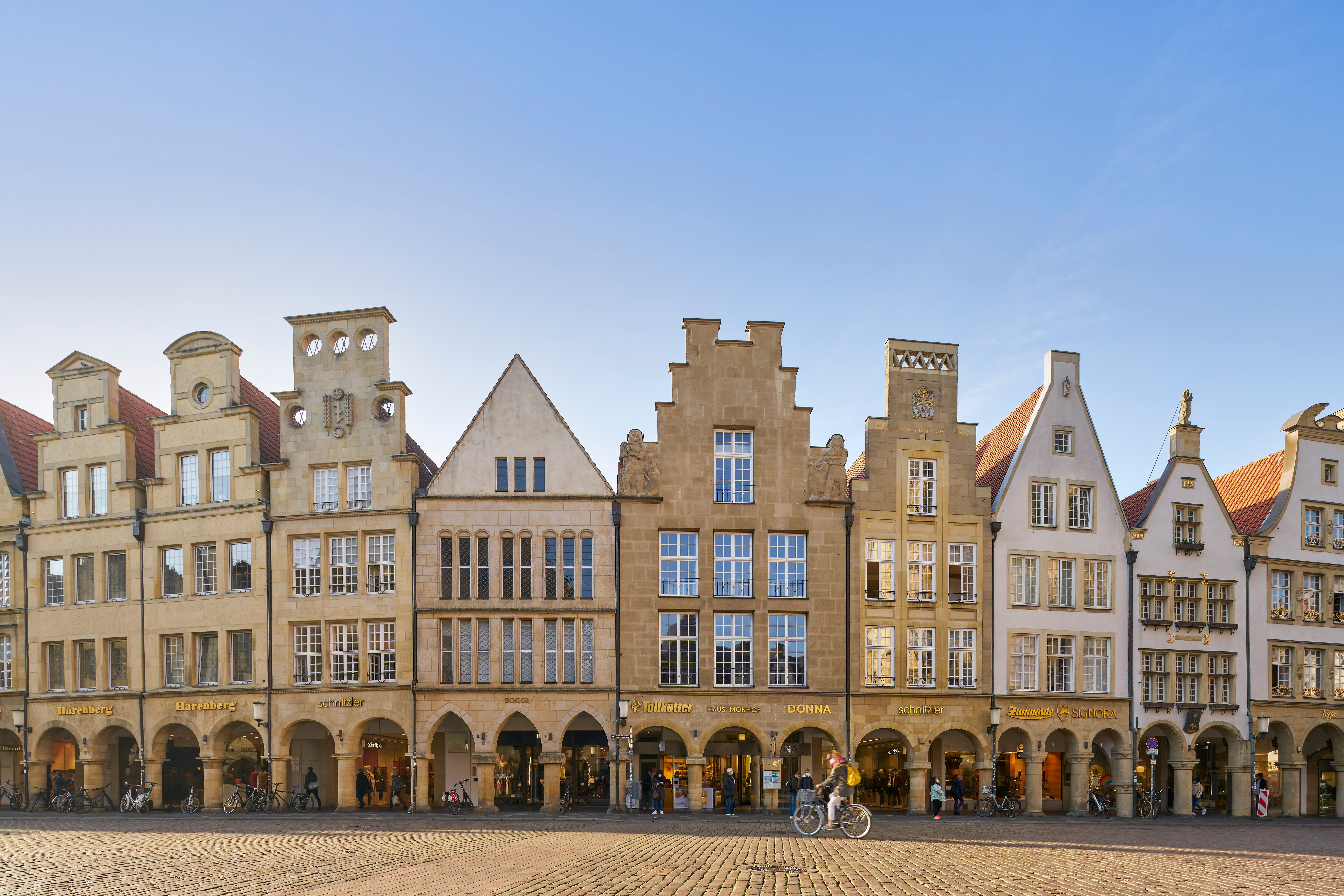 Historische Gebäude am Prinzipalmarkt in Münster bei sonnigem Wetter.