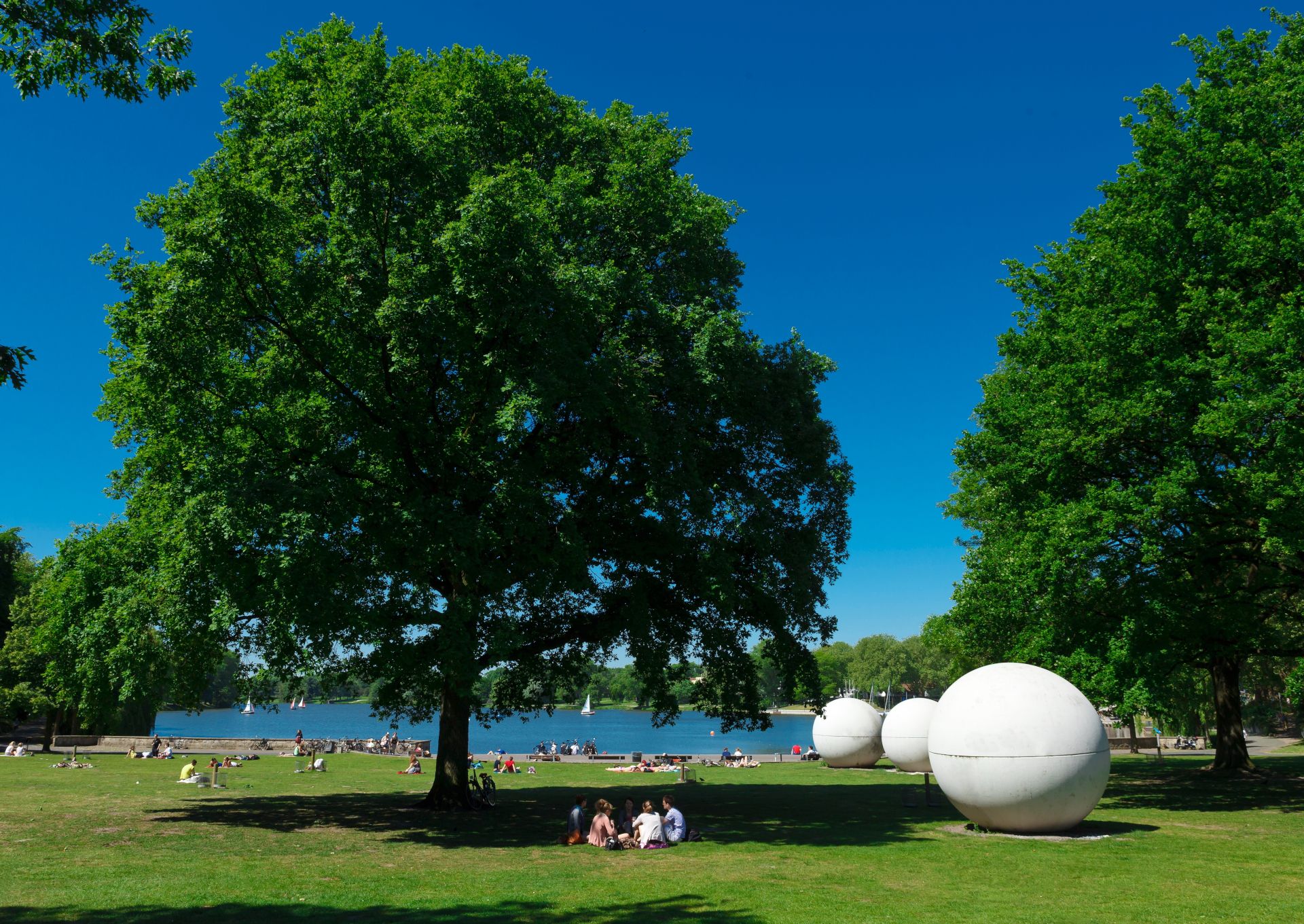 Neben den "Giant Pool Balls" von Claes Oldenburg ist ein Picknick am Aasee doppelt schön