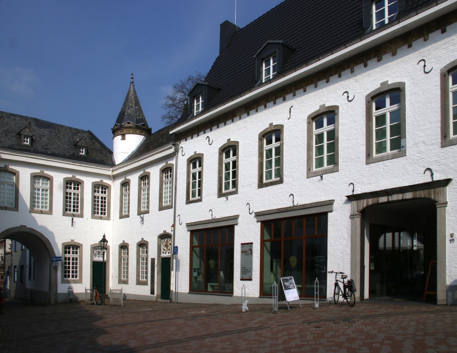 Zur Seite Begas Haus