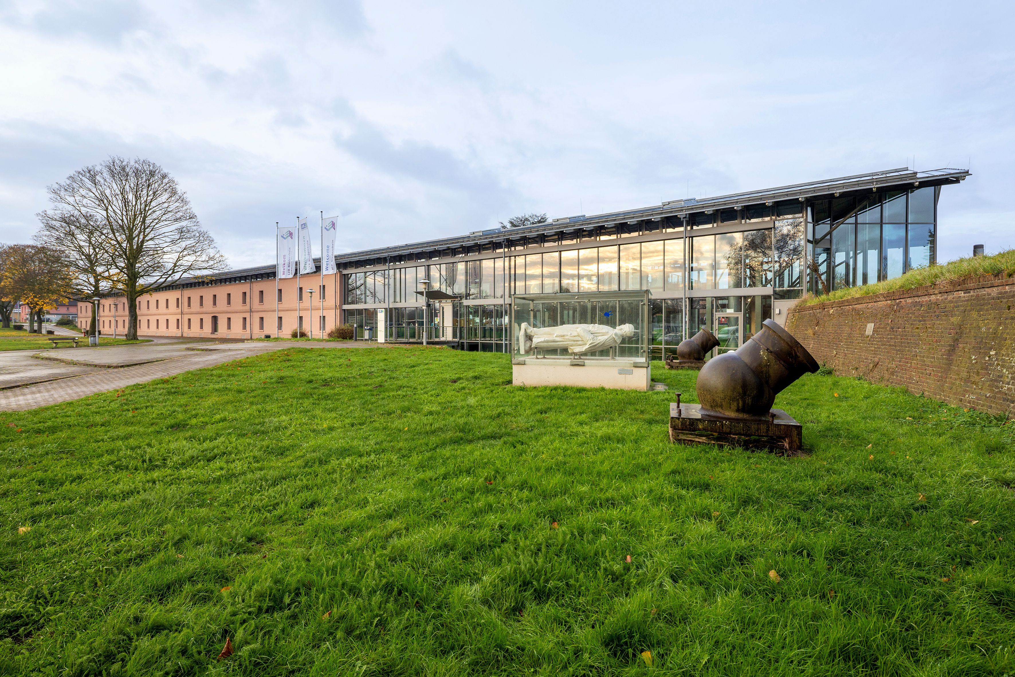 Außenansicht des LVR-Niederrheinischen Museums mit moderner Glasfassade und Skulpturen im Vordergrund.
