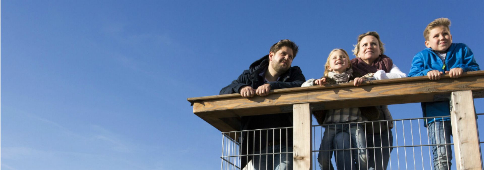 Eine Familie auf einer Aussichtsplattform blicken in die Ferne in Waldbröl.