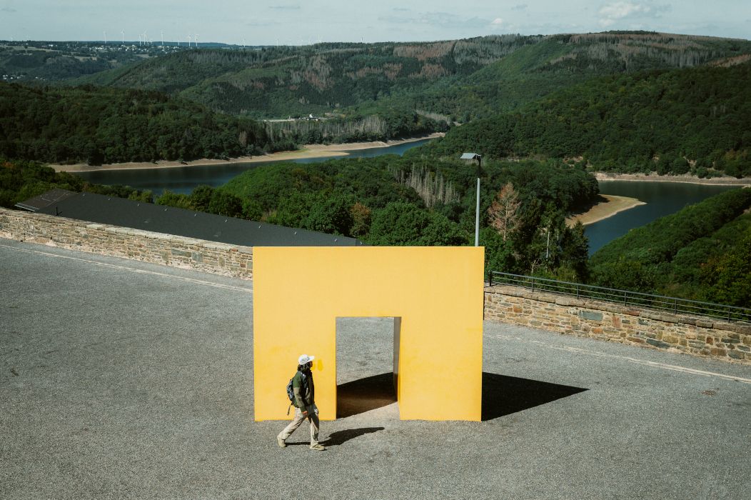 Gelbe Skulptur auf Vogelsang IP, Eifel