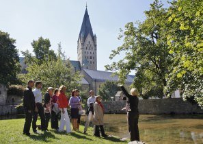 Auch die Gästeführung zur Kaiserpfalz in Paderborn macht Halt im Paderquellgebiet, © Tourist Information Paderborn/Foto: Winfried Henke