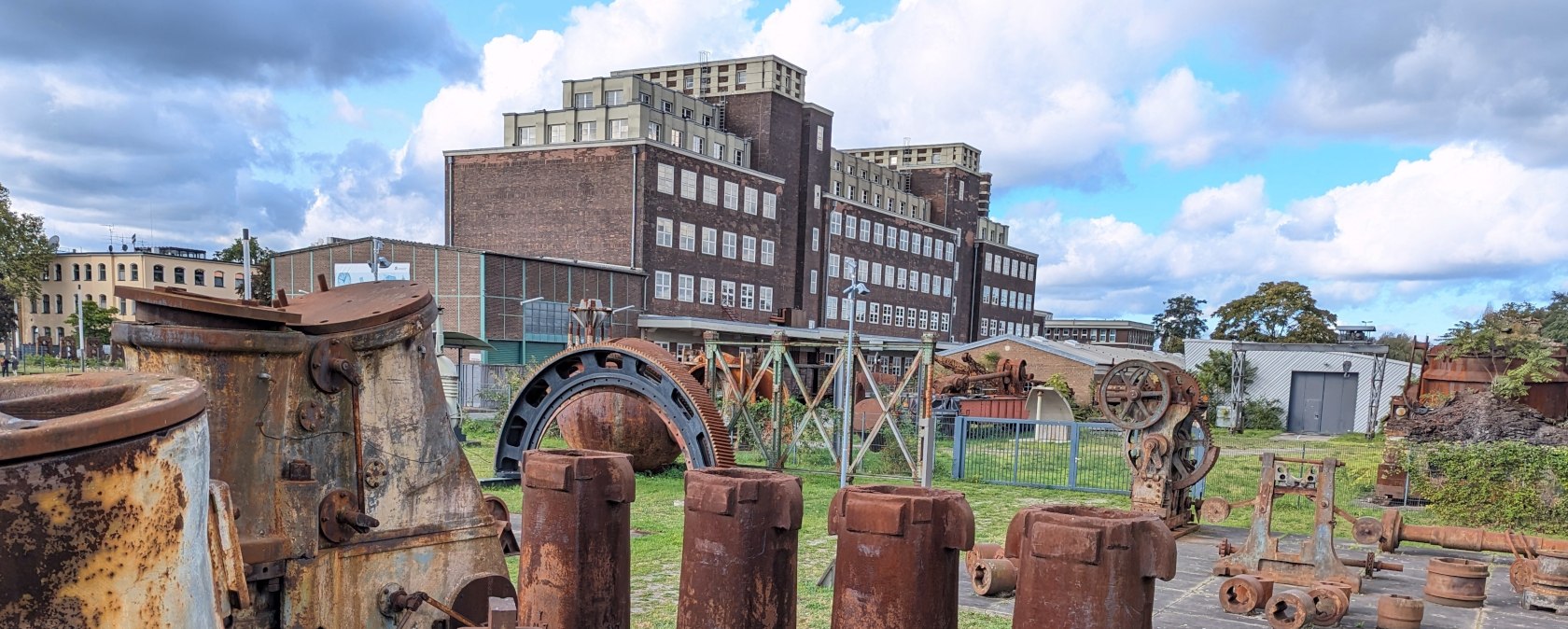 Auf dem Gelände des Peter-Behrens-Baus vermitteln historische Maschinen einzelne Arbeitsprozesse in der Schwerindustrie, © Tourismus NRW e.V.