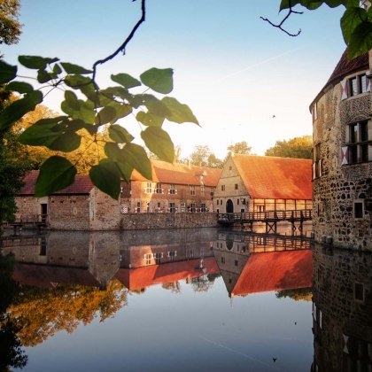 Aufnahme vom Ufer mit Blick auf die Burg Vischering im Münsterland, © Tourismus NRW e.V.