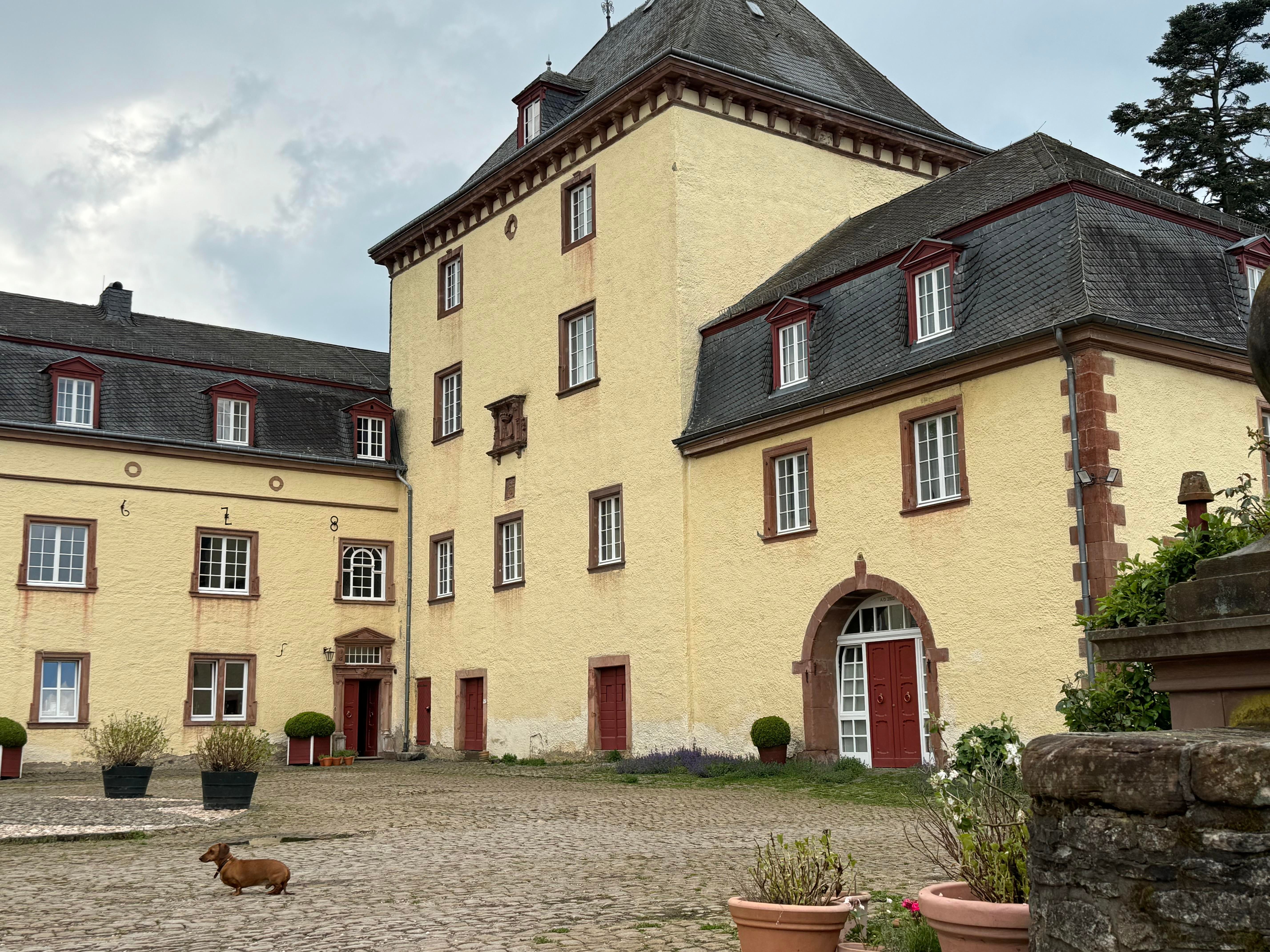 Kernstück und ältester Teil der Burganlage in Schmidtheim ist der viergeschossige Wohnturm