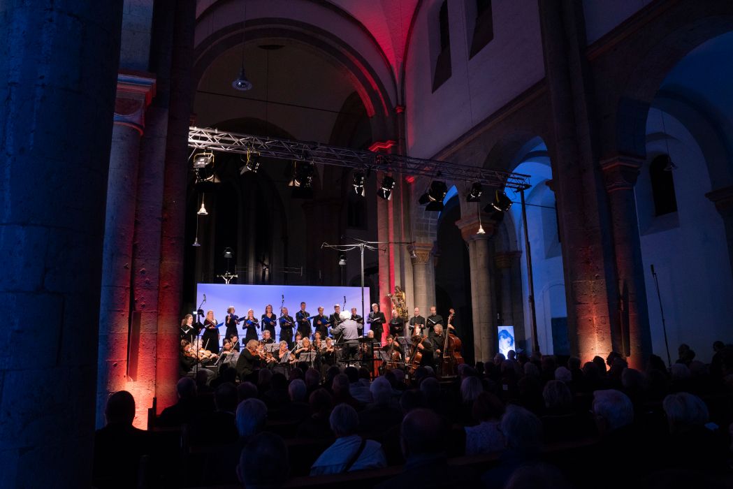 Die Rheinische Kantorei tritt bei Kerzenschein im Kloster Knechtsteden auf