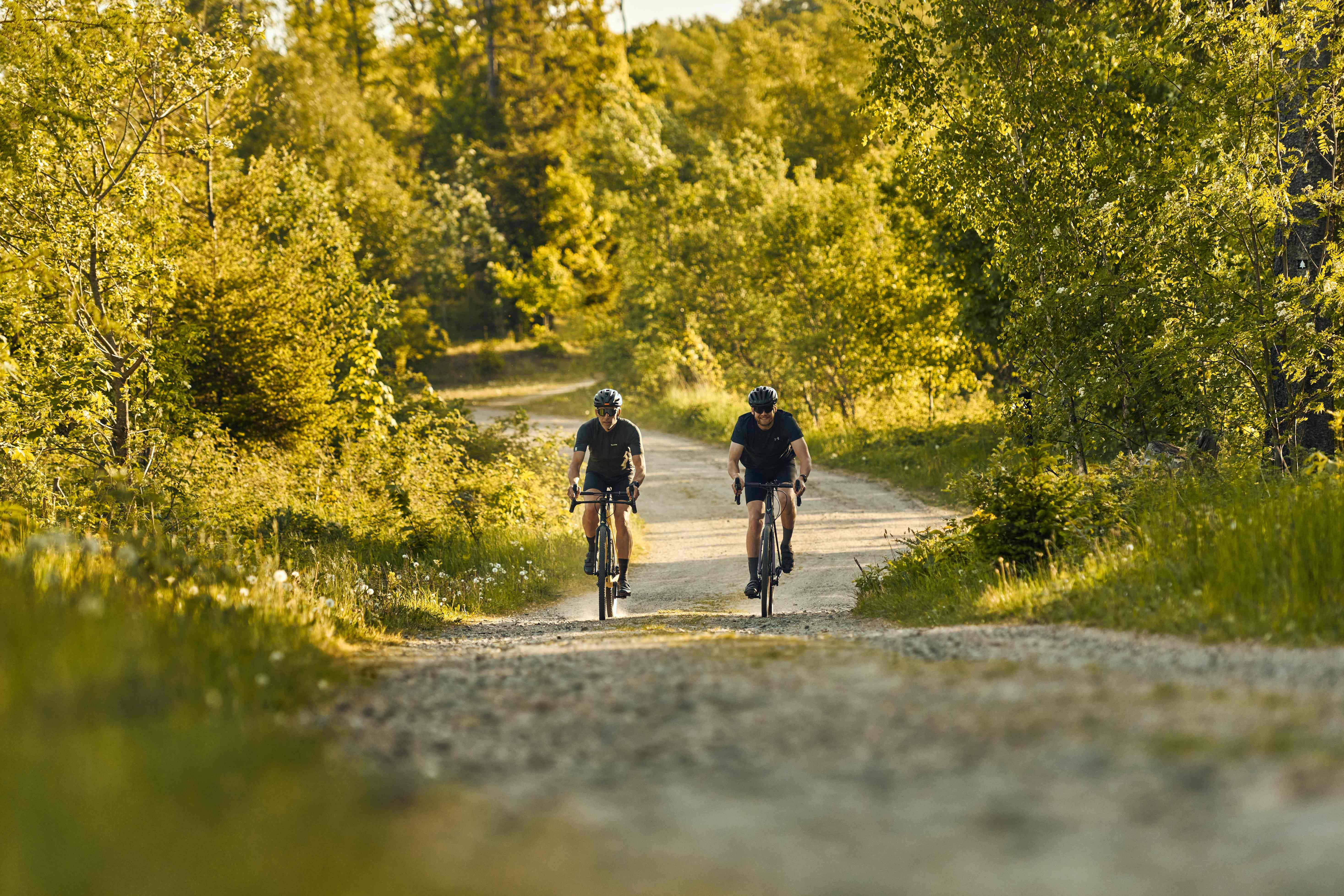 Zwei Gravelbiker auf Schotterweg im Sauerland