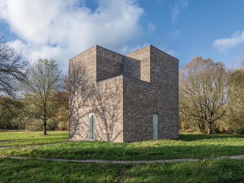 Der Turm, eine begehbare Skulptur von Erwin Heerich im Museum Insel Hombroich