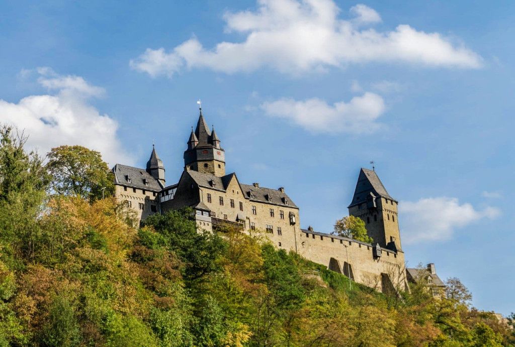 Burg Altena thront hoch über der Drahtzieherstadt Altena im märkischen Sauerland