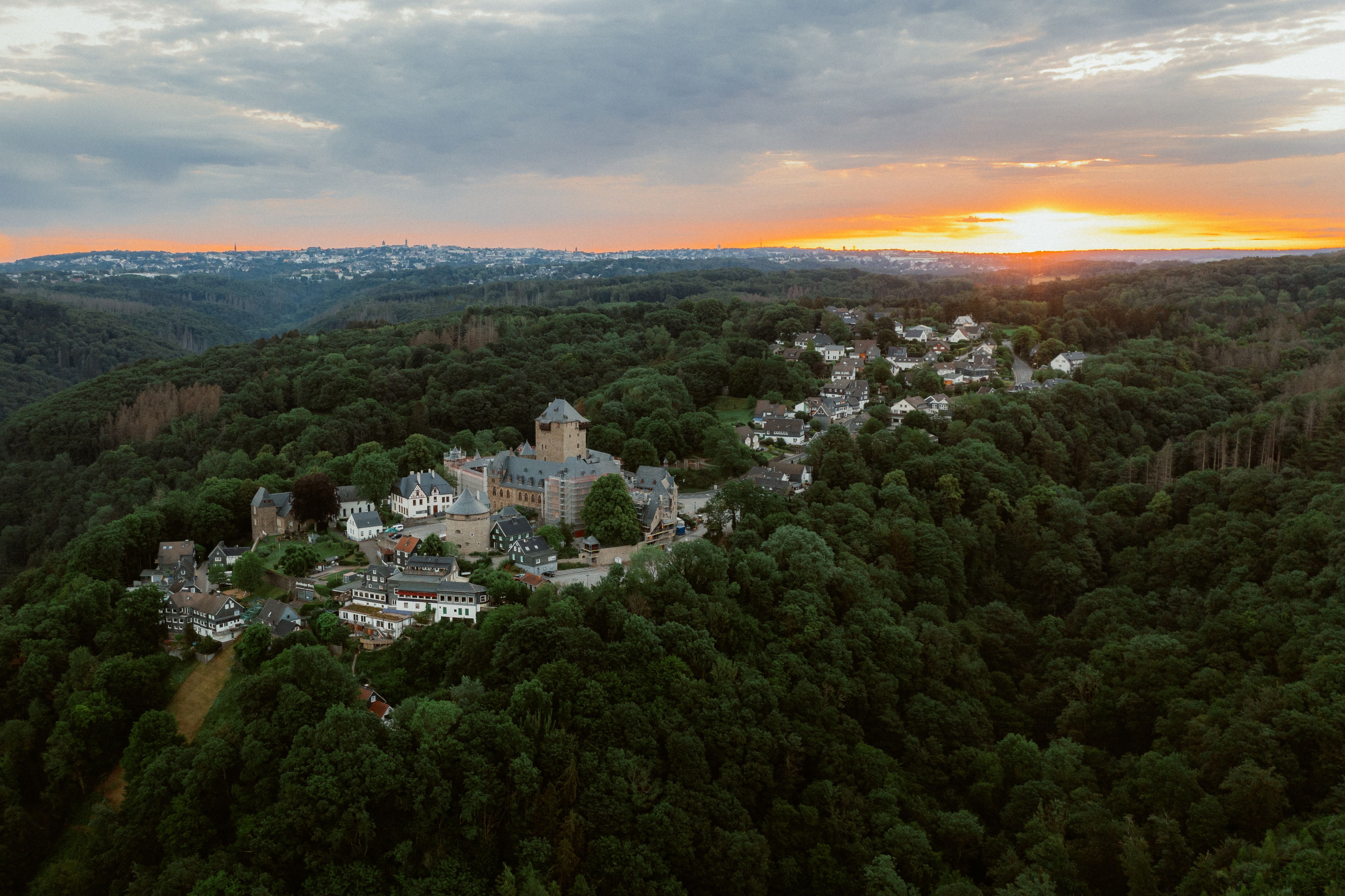 Die Kulisse des Bergischen Landes ist atemberaubend. Vom Stadtteil Oberburg haben Gäste den besten Blick über das Umland