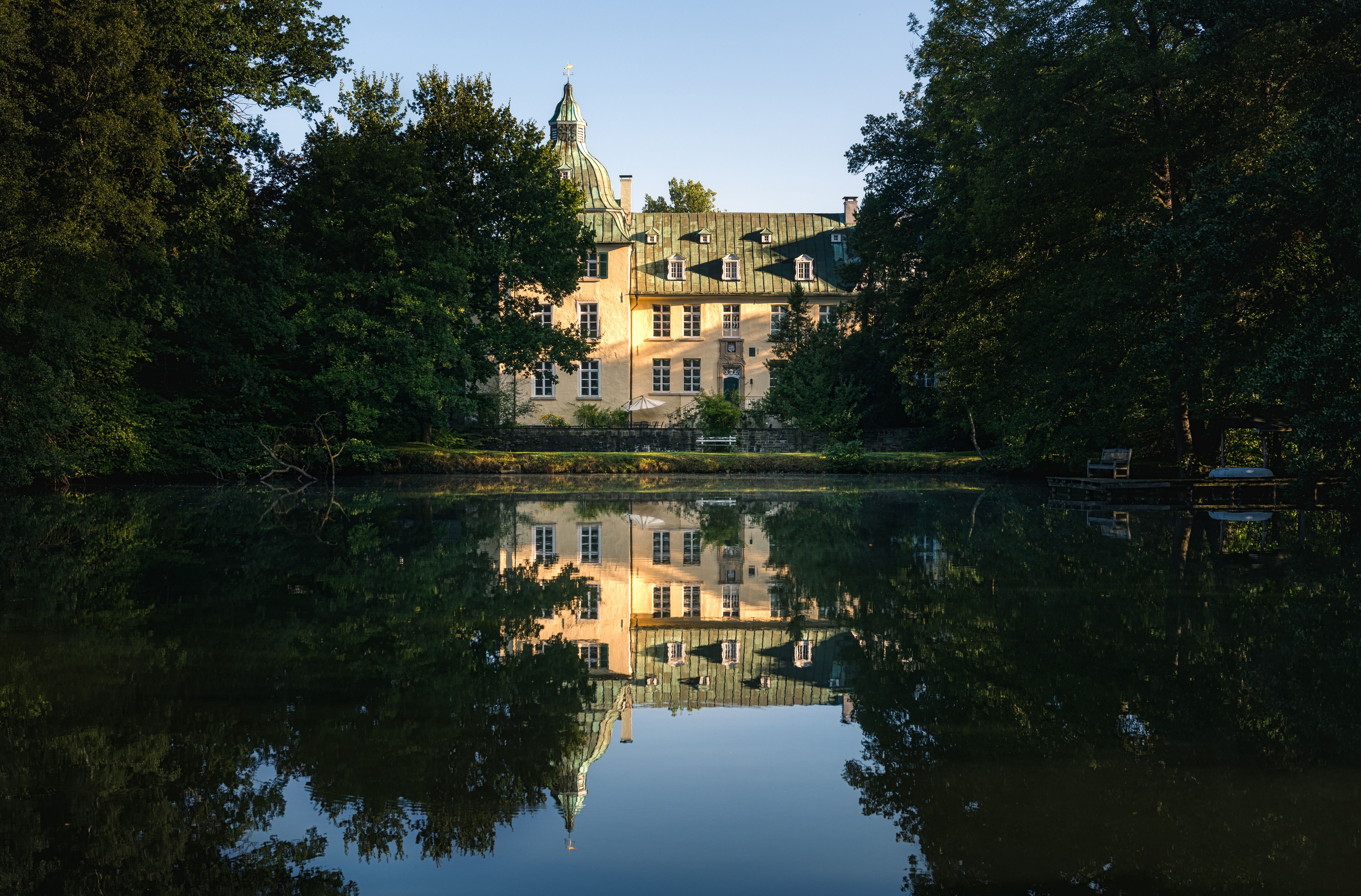 Das Wasserschloss Haus Rhade zieht als Rückzugsort inmitten idyllischer Natur vor allem Erholungssuchende an. Es kann jedoch auch bei Geschichtsinteressierten punkten