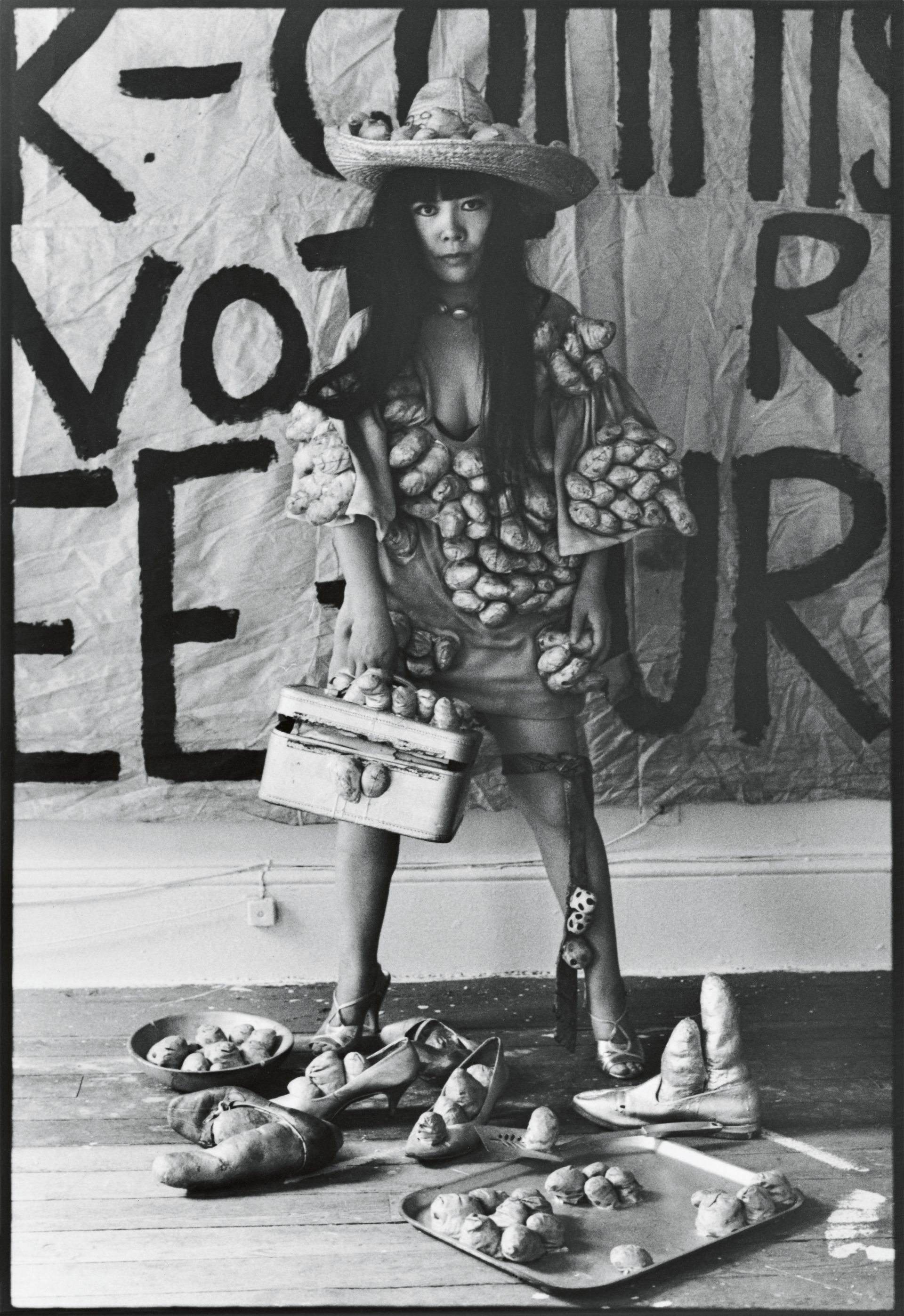 Yayoi Kusama in ohne Titel (Kleid) mit ihren phallischen Skulpturen in ihrem New Yorker Atelier, 1971