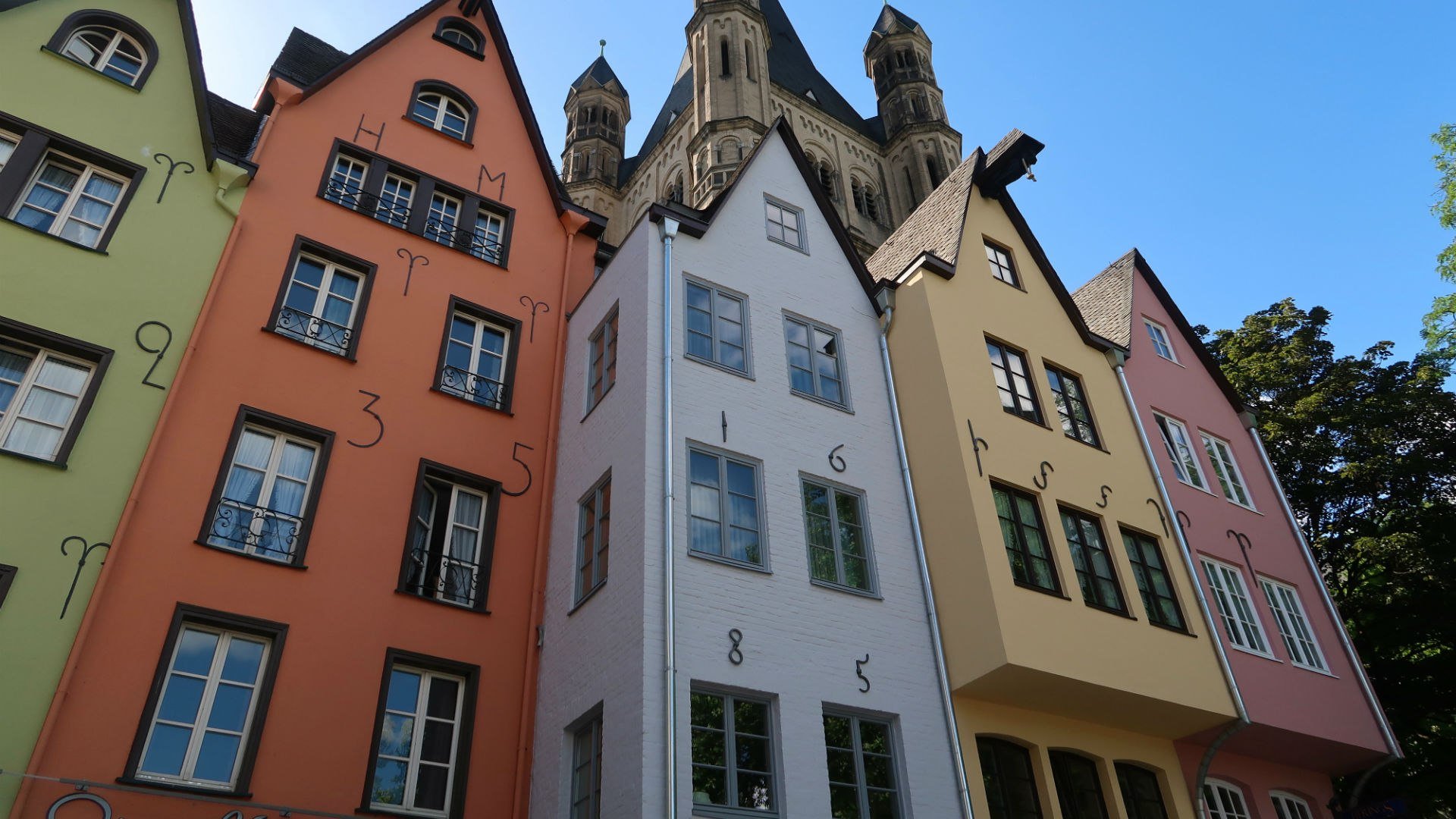 Bunte Häuser reihen sich in der Kölner Altstadt aneinander, © Sanny Zoekt Geluk