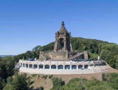 Die Aussicht am Kaiser-Wilhelm-Denkmal ist bezaubernd. Der Blick reicht weit über Minden und Porta Westfalica, © Minden Marketing GmbH
