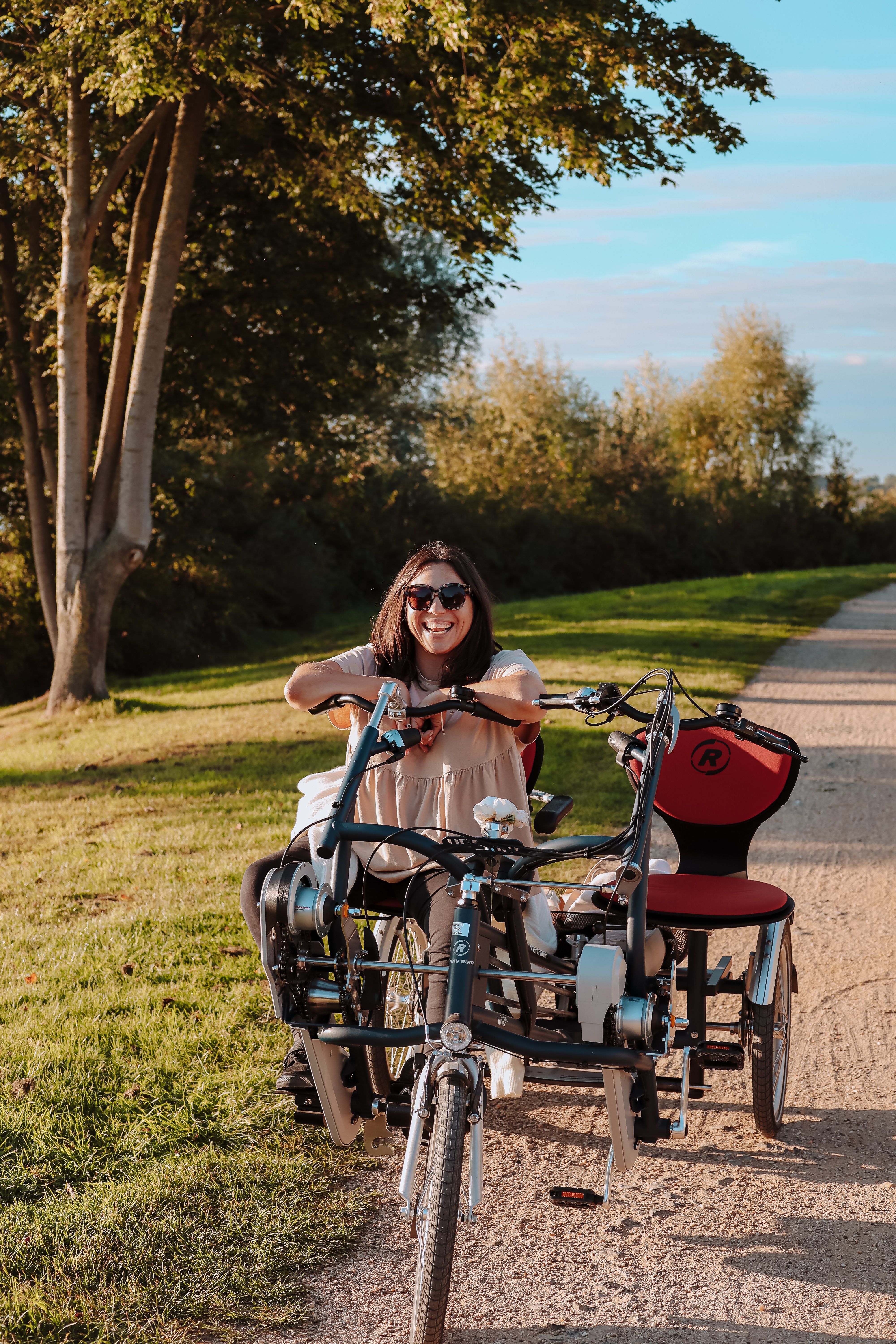 Bloggerin Kim Lumelius auf einem elektrisch betriebenen Parallel-Tandem in Xanten am Niederrhein