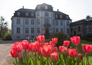 Schloss Türnich im Frühling mit roten Tulpen, © Tourismus NRW e.V., Ralph Sondermann