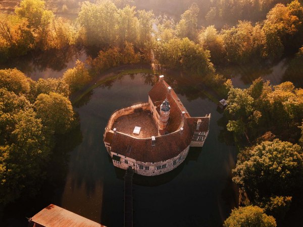 Ansicht der Burg Vischering mit dem liegenden Kissen im Hof aus der Luft, © Tourismus NRW e.V.